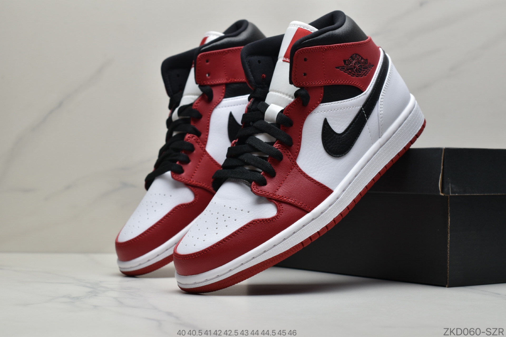 270 公司级Air Jordan 1 Mid  中帮篮球鞋精雕细琢鞋型极致飞翼3D打印改良 554727-173