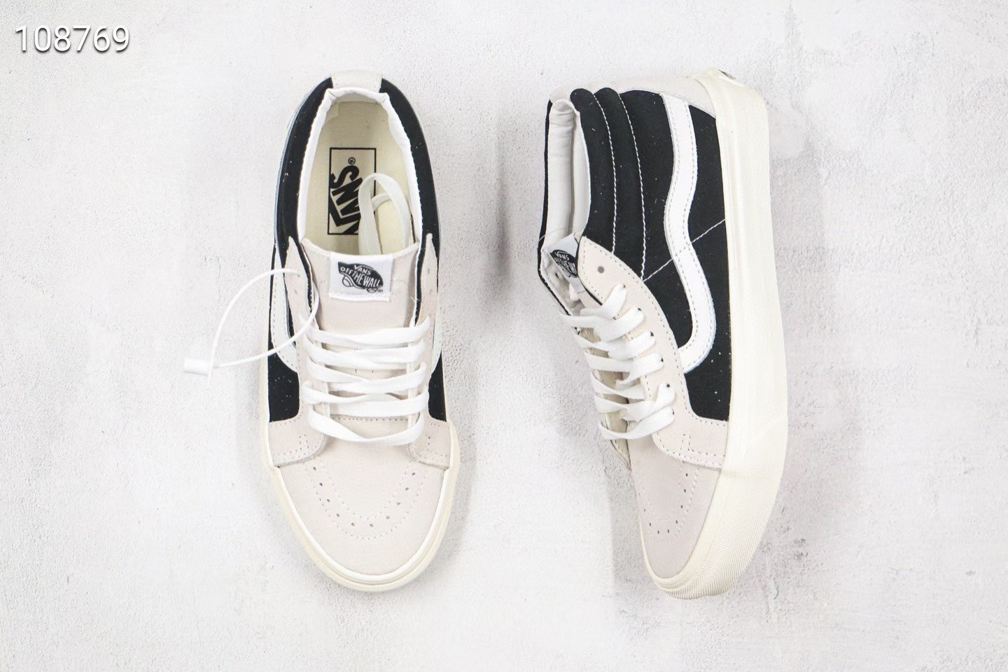 黑白经典 平台热推‼️ Vans Sk8 Hi Mid 经典复古国宝熊猫色‼️ 简单舒适的配色 百塔神器 无论什么季节性 穿起来都特别舒适 好看不过时！ Size：35-44（36.5 38.5 40.5 42.5）