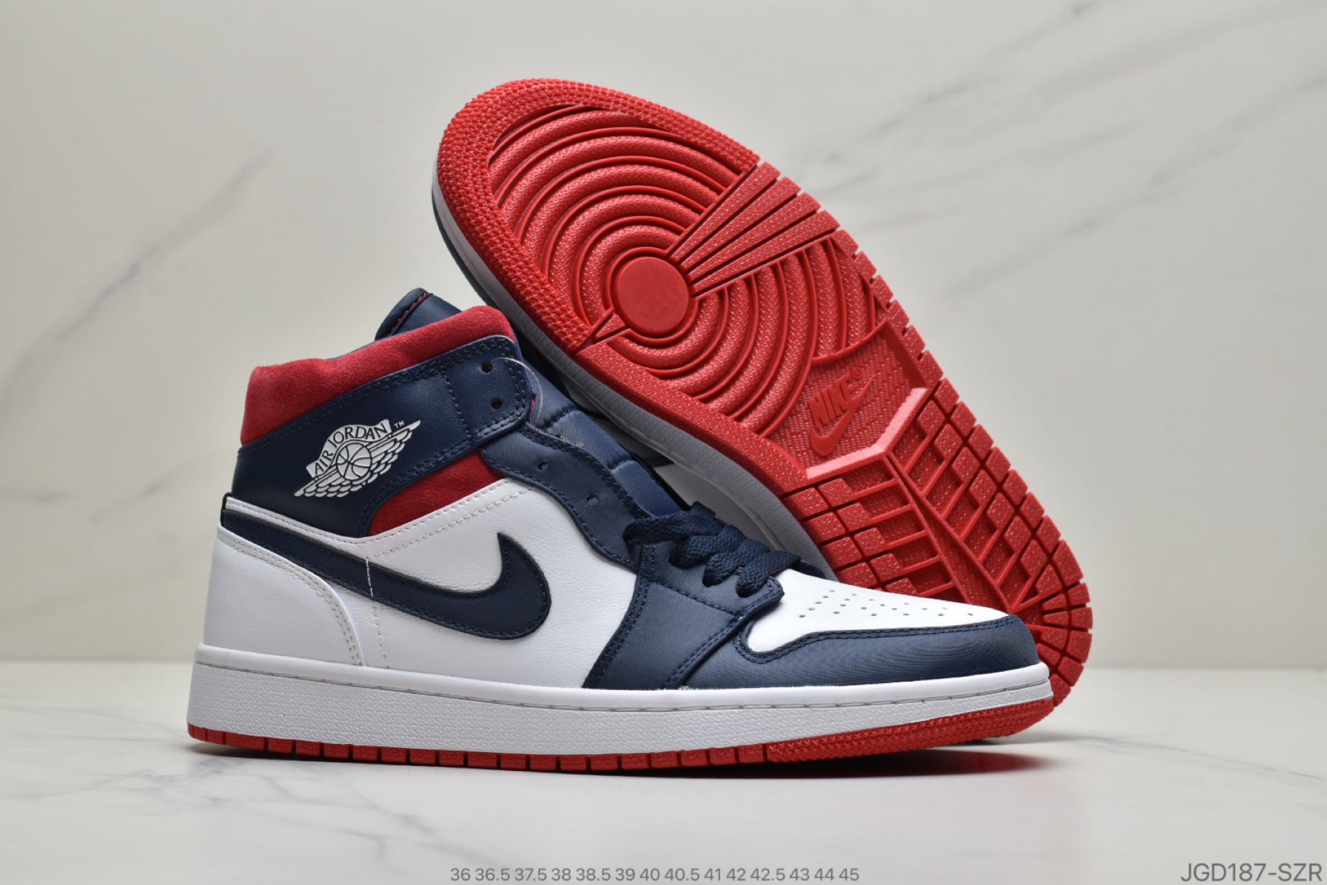 180 公司级Jordan Brand 发布了以“美国”为主题的全新 Air Jordan 1 Mid 美国配色852542-104