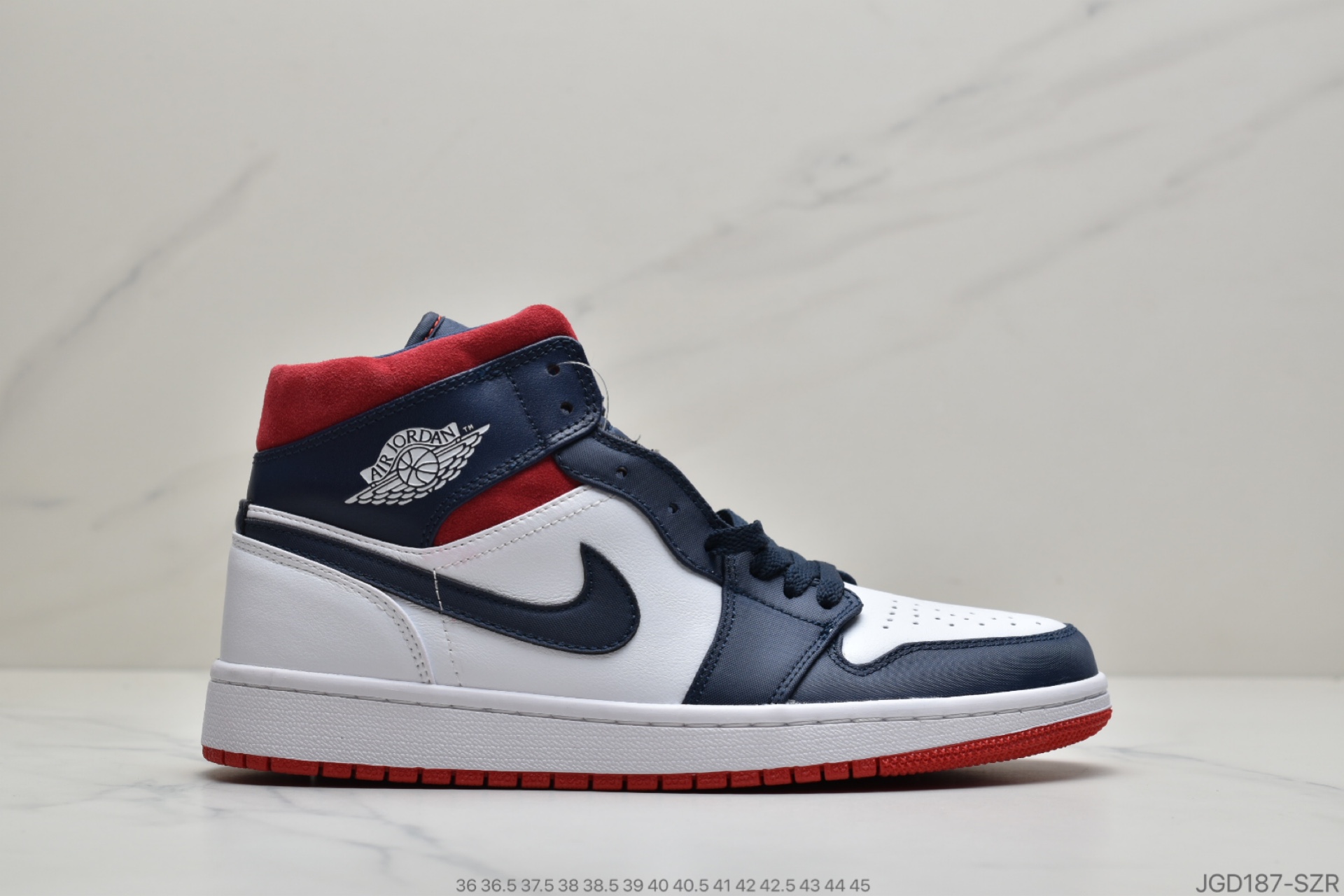 180 公司级Jordan Brand 发布了以“美国”为主题的全新 Air Jordan 1 Mid 美国配色852542-104