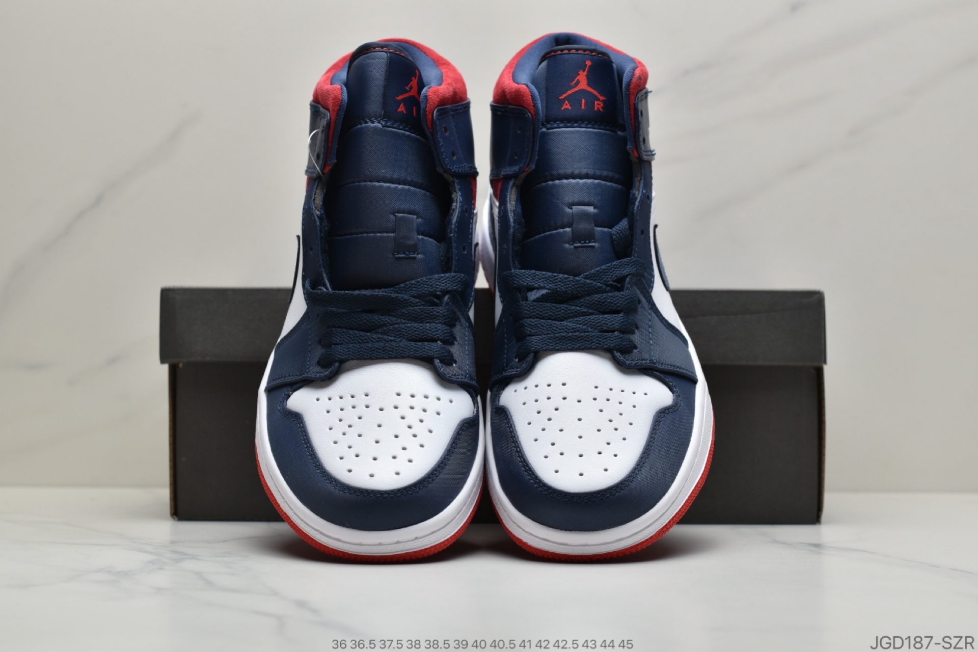 180 公司级Jordan Brand 发布了以“美国”为主题的全新 Air Jordan 1 Mid 美国配色852542-104