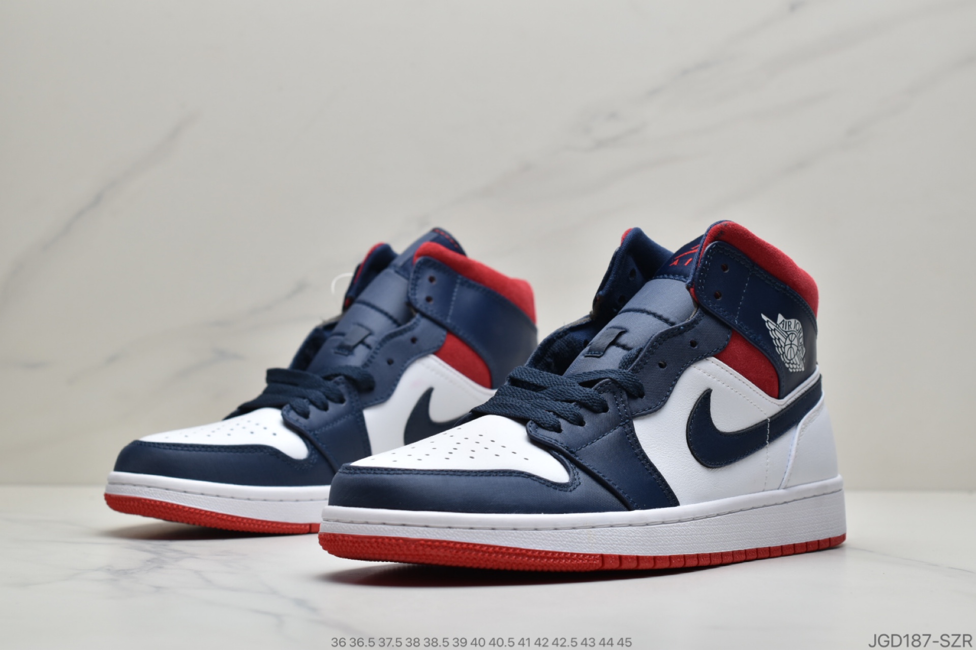 180 公司级Jordan Brand 发布了以“美国”为主题的全新 Air Jordan 1 Mid 美国配色852542-104