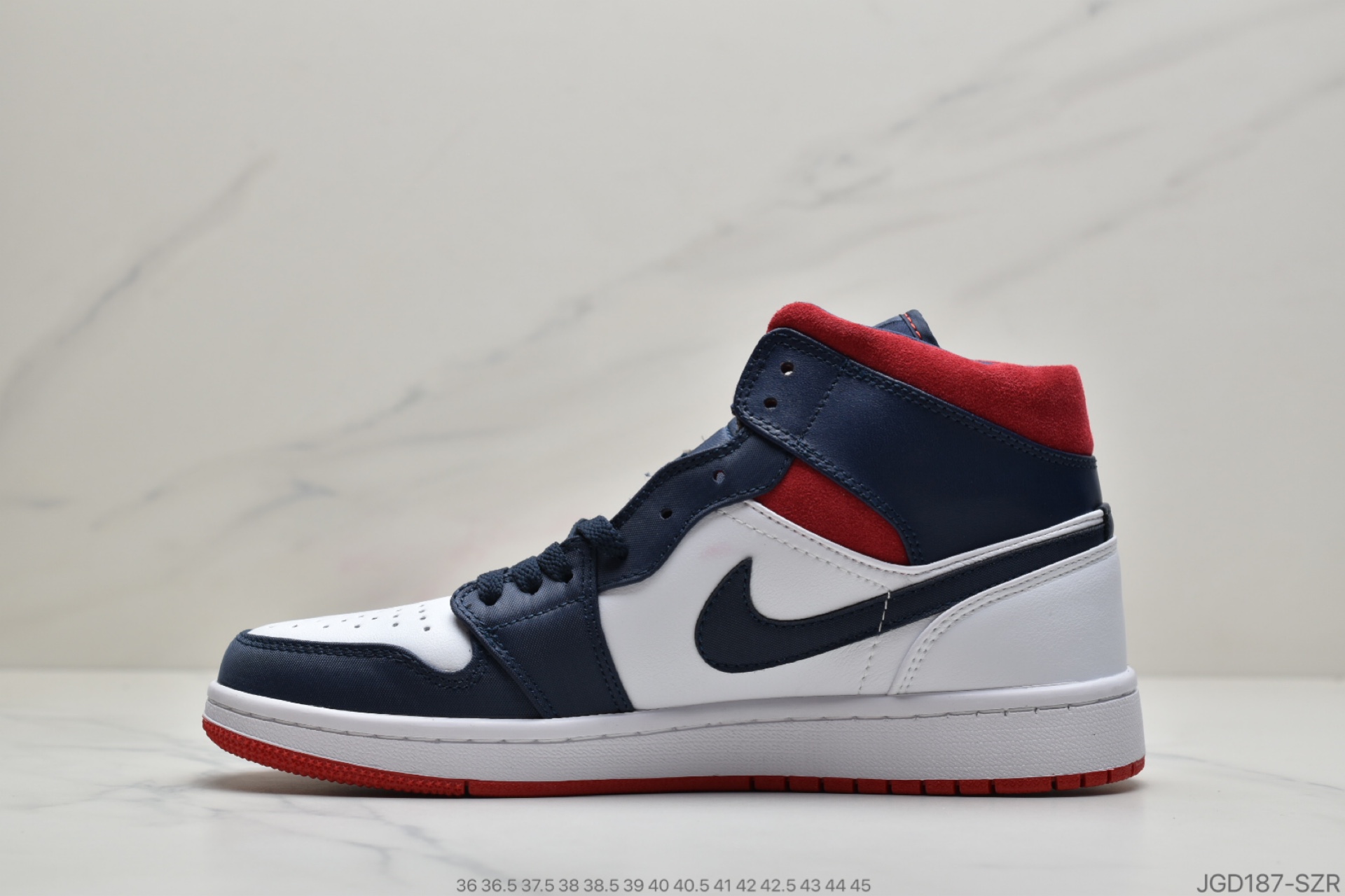 180 公司级Jordan Brand 发布了以“美国”为主题的全新 Air Jordan 1 Mid 美国配色852542-104