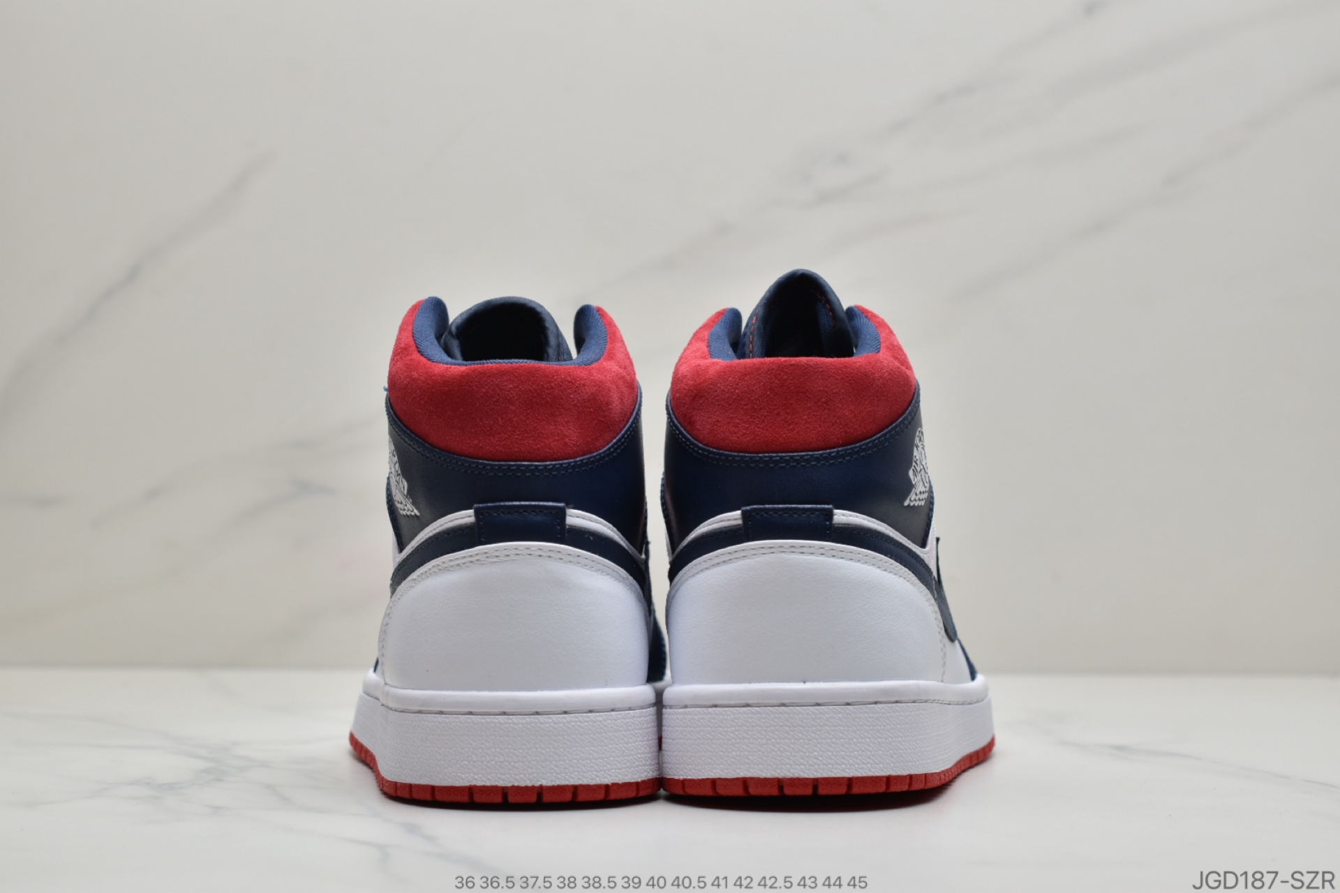 180 公司级Jordan Brand 发布了以“美国”为主题的全新 Air Jordan 1 Mid 美国配色852542-104