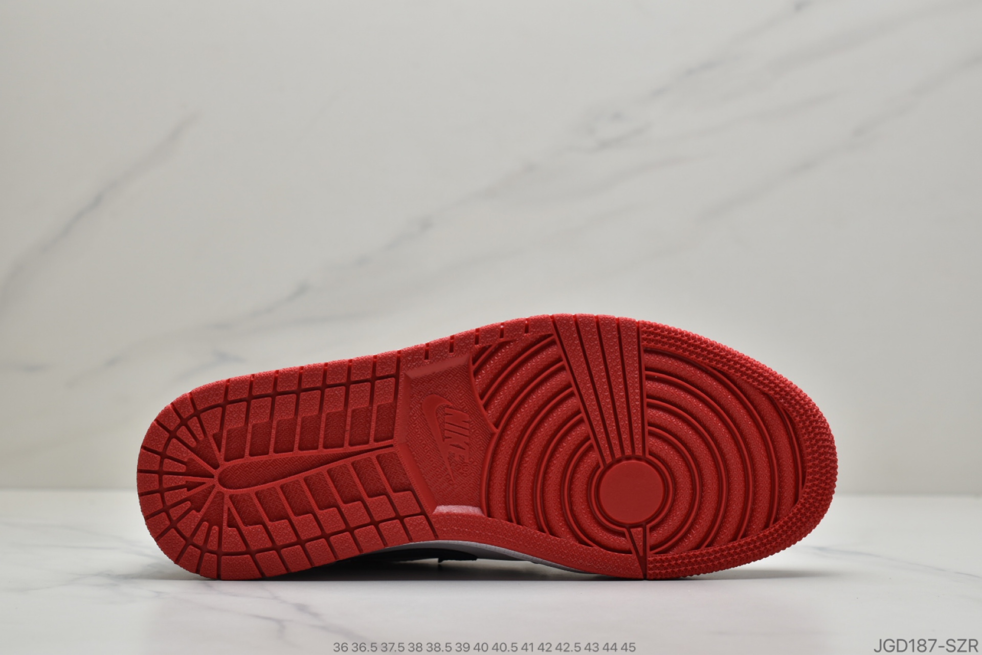 180 公司级Jordan Brand 发布了以“美国”为主题的全新 Air Jordan 1 Mid 美国配色852542-104