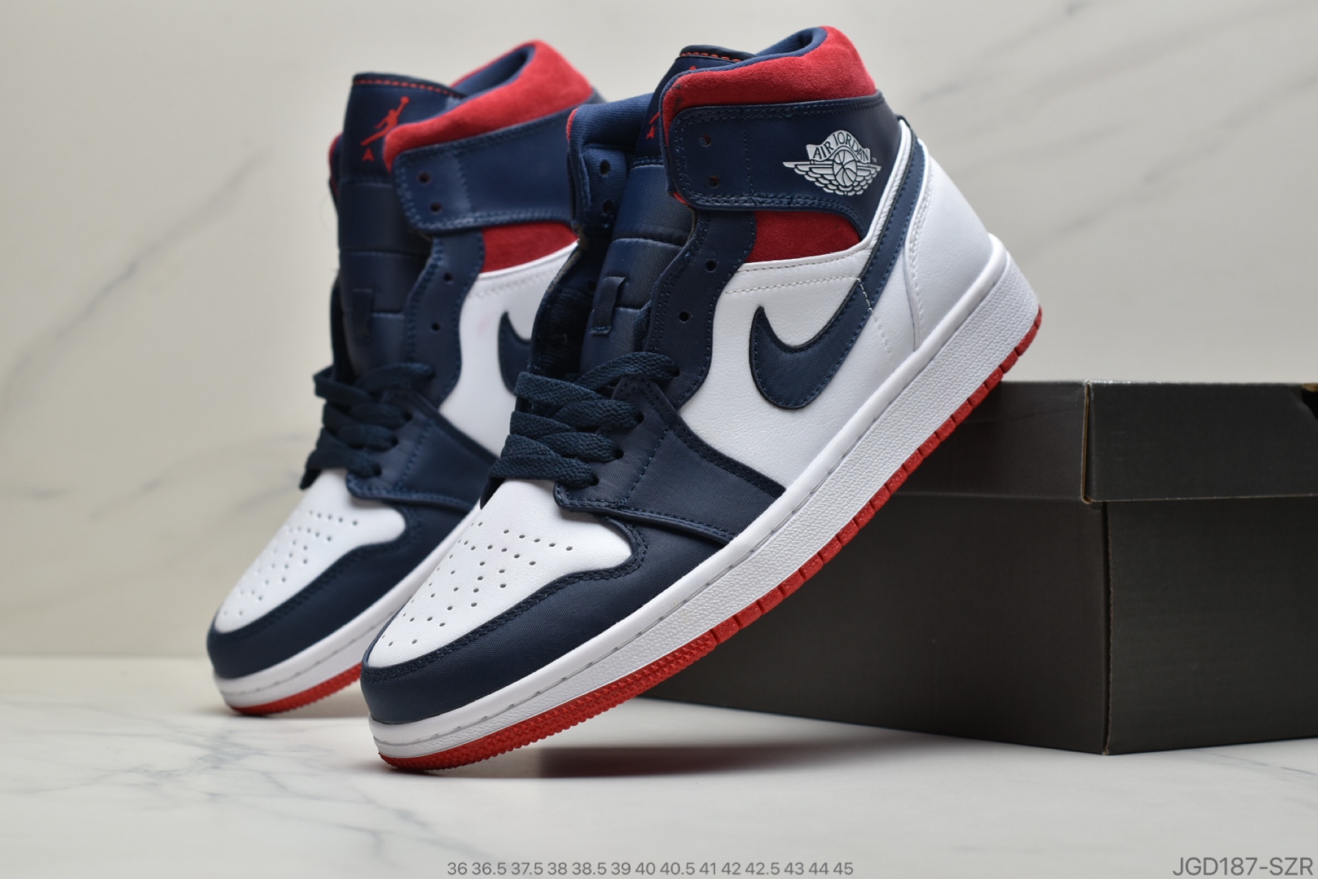 180 公司级Jordan Brand 发布了以“美国”为主题的全新 Air Jordan 1 Mid 美国配色852542-104
