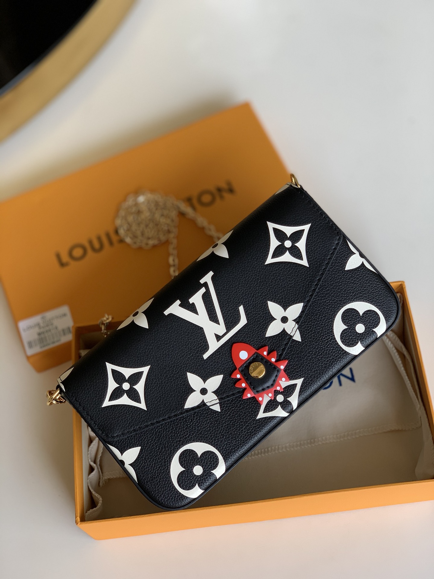 NO:396070,【Exclusive real photo M69515】Crafty accessories, leather goods and ready-to-wear series launches a special Pochette Félicie chain bag, which uses Monogram Empreinte leather to show the eye-catching side of the Monogram pattern, and then embellish the snap opening and closing of colorful handicraft style details. Size 21.0 x 12.0 x 3.0 cm w.,LV [original leather],louis vuitton19860909【独家实拍M69515】Crafty 配饰、皮具和成衣系列推出特别款 Pochette Félicie 链条包,以 Monogram Empreinte 皮革展现 Monogram 图案的醒目一面,再为按扣开合处点缀缤纷手工艺风格细节.尺寸21.0 x 12.0 x 3.0 厘米 w.,LV【原厂皮】,louis vuitton,Bag