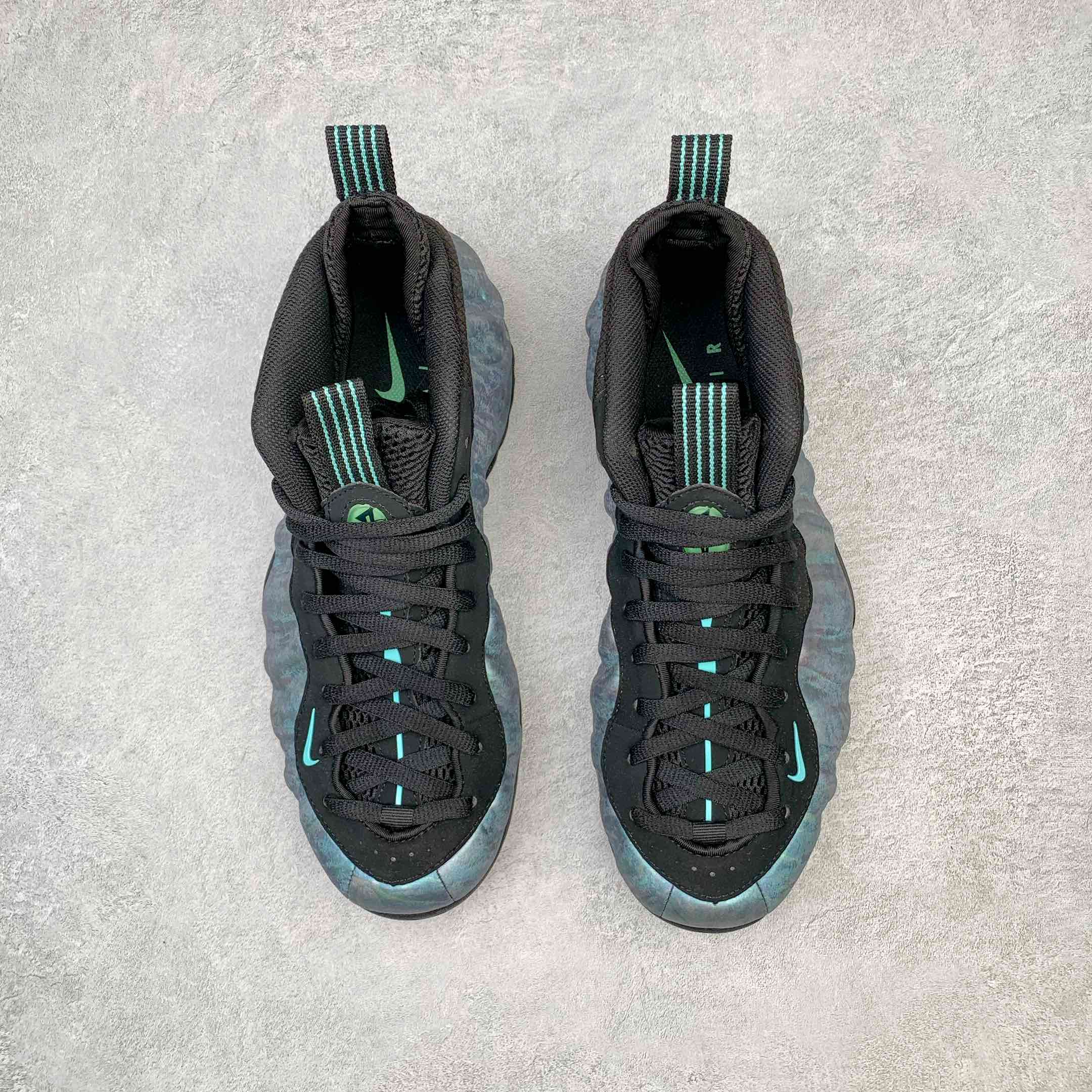 图片[2]-💰510 NK Air Foamposite One 鲍鱼喷 莞产原底面 公司渠道同模具 鞋型发泡360度无死角 双层Zoom气垫植入 中底完美注胶 搭载原厂碳纤维材质 诞生于1997年的NK Air Foamposite系列可以说是整个球鞋历史上最为经典的系列之一 也就是我们常说的“喷”和“泡” 其中“喷”由Foamposite One代言人Penny的英文音译而来 而“泡”则来源于另一款鞋型 Foamposite Pro中\”pro\”的音译 在诞生初期 由于高昂的造价以及超前的外形 Foamposite系列的反对者不在少数 甚至有人认为这款鞋会毁掉整个球鞋行业 但事实证明这双灵感来自于甲虫 自带“黑科技”鞋面以及双层Zoom+大块碳板的太空球鞋不仅受到了大众的接受与追捧 并且成功的影响了篮球鞋的发展 SIZE：38.5 39 40 40.5 41 42 42.5 43 44 44.5 45 46 编码：by5936080-运动鞋