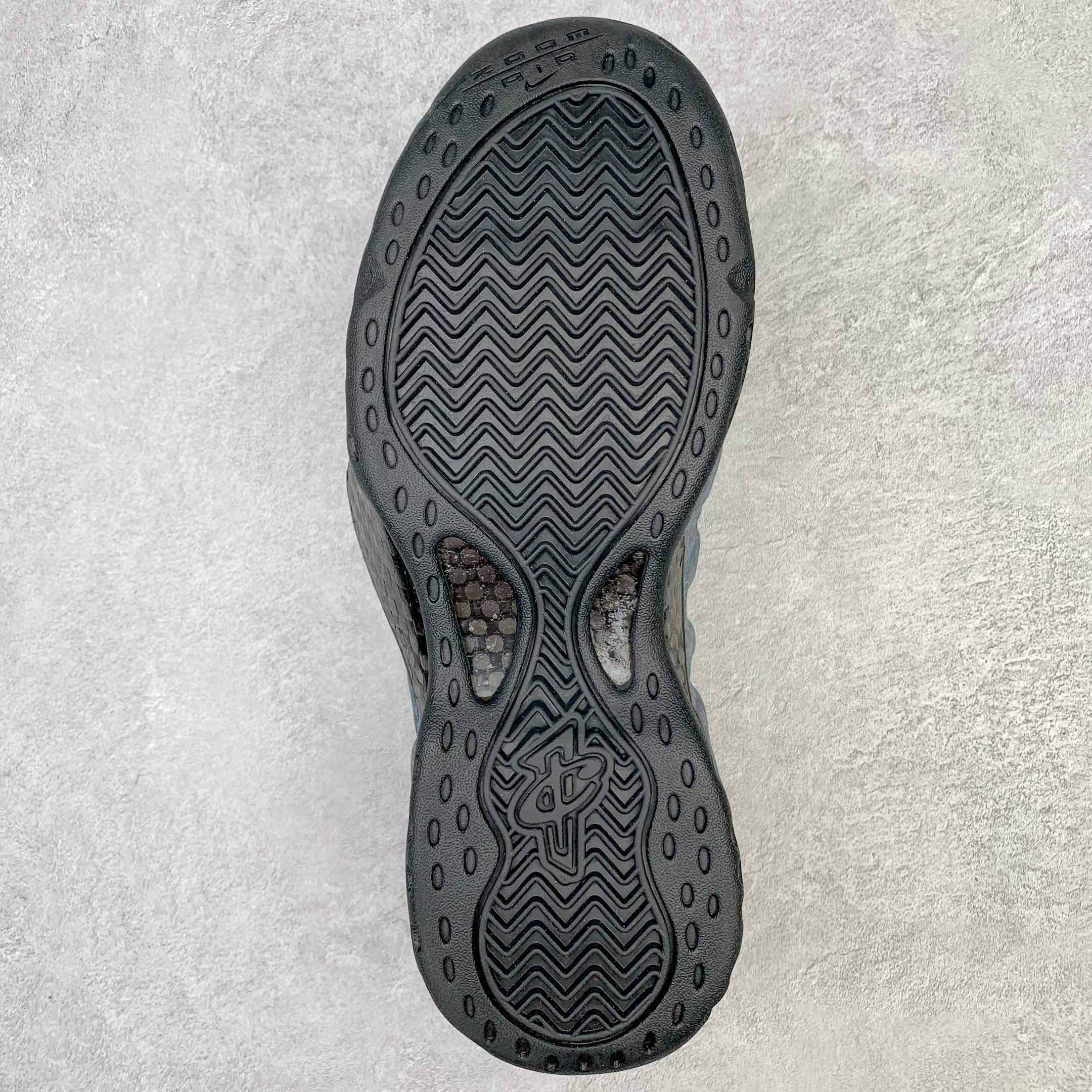 图片[9]-💰510 NK Air Foamposite One 鲍鱼喷 莞产原底面 公司渠道同模具 鞋型发泡360度无死角 双层Zoom气垫植入 中底完美注胶 搭载原厂碳纤维材质 诞生于1997年的NK Air Foamposite系列可以说是整个球鞋历史上最为经典的系列之一 也就是我们常说的“喷”和“泡” 其中“喷”由Foamposite One代言人Penny的英文音译而来 而“泡”则来源于另一款鞋型 Foamposite Pro中\”pro\”的音译 在诞生初期 由于高昂的造价以及超前的外形 Foamposite系列的反对者不在少数 甚至有人认为这款鞋会毁掉整个球鞋行业 但事实证明这双灵感来自于甲虫 自带“黑科技”鞋面以及双层Zoom+大块碳板的太空球鞋不仅受到了大众的接受与追捧 并且成功的影响了篮球鞋的发展 SIZE：38.5 39 40 40.5 41 42 42.5 43 44 44.5 45 46 编码：by5936080-运动鞋