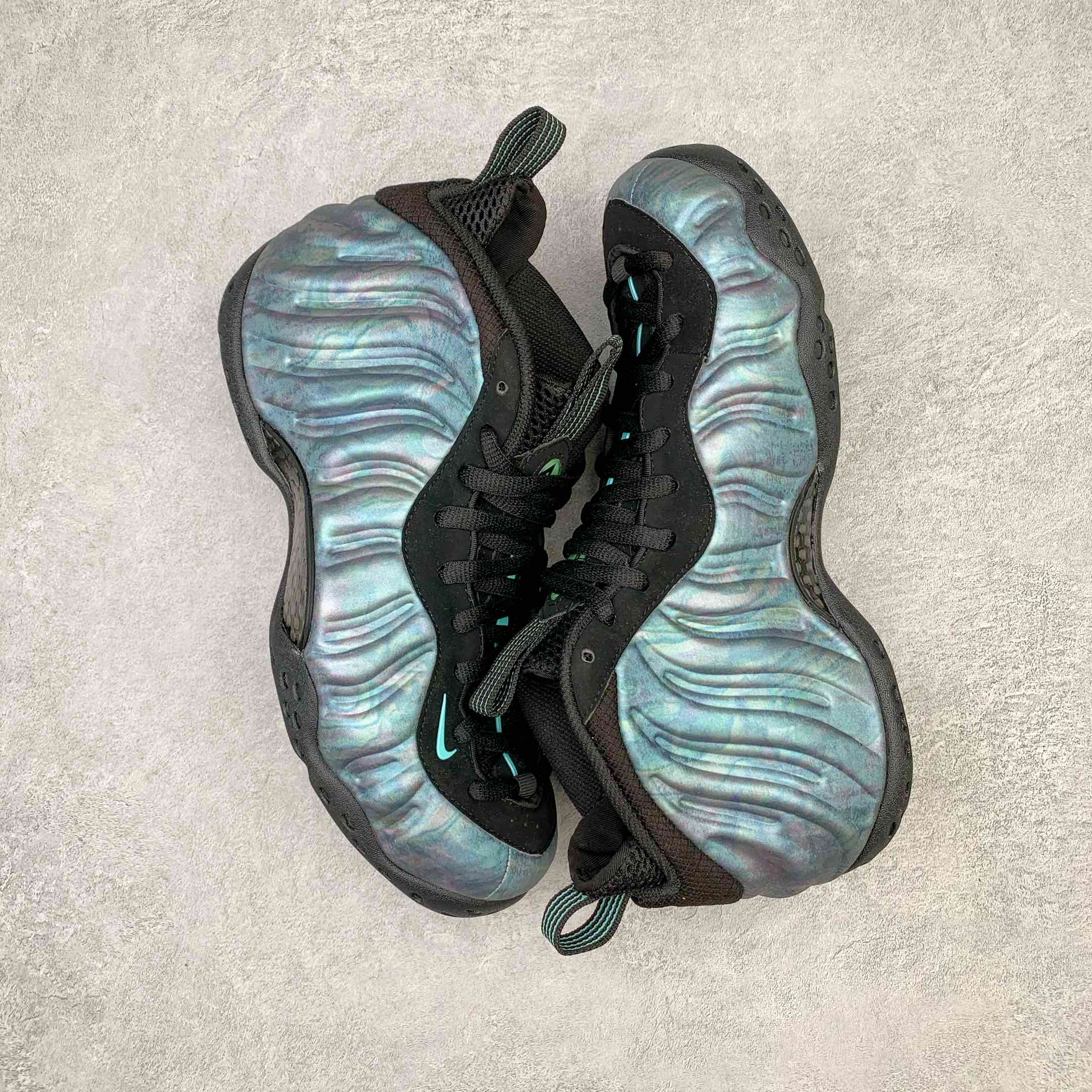 图片[3]-💰510 NK Air Foamposite One 鲍鱼喷 莞产原底面 公司渠道同模具 鞋型发泡360度无死角 双层Zoom气垫植入 中底完美注胶 搭载原厂碳纤维材质 诞生于1997年的NK Air Foamposite系列可以说是整个球鞋历史上最为经典的系列之一 也就是我们常说的“喷”和“泡” 其中“喷”由Foamposite One代言人Penny的英文音译而来 而“泡”则来源于另一款鞋型 Foamposite Pro中\”pro\”的音译 在诞生初期 由于高昂的造价以及超前的外形 Foamposite系列的反对者不在少数 甚至有人认为这款鞋会毁掉整个球鞋行业 但事实证明这双灵感来自于甲虫 自带“黑科技”鞋面以及双层Zoom+大块碳板的太空球鞋不仅受到了大众的接受与追捧 并且成功的影响了篮球鞋的发展 SIZE：38.5 39 40 40.5 41 42 42.5 43 44 44.5 45 46 编码：by5936080-运动鞋