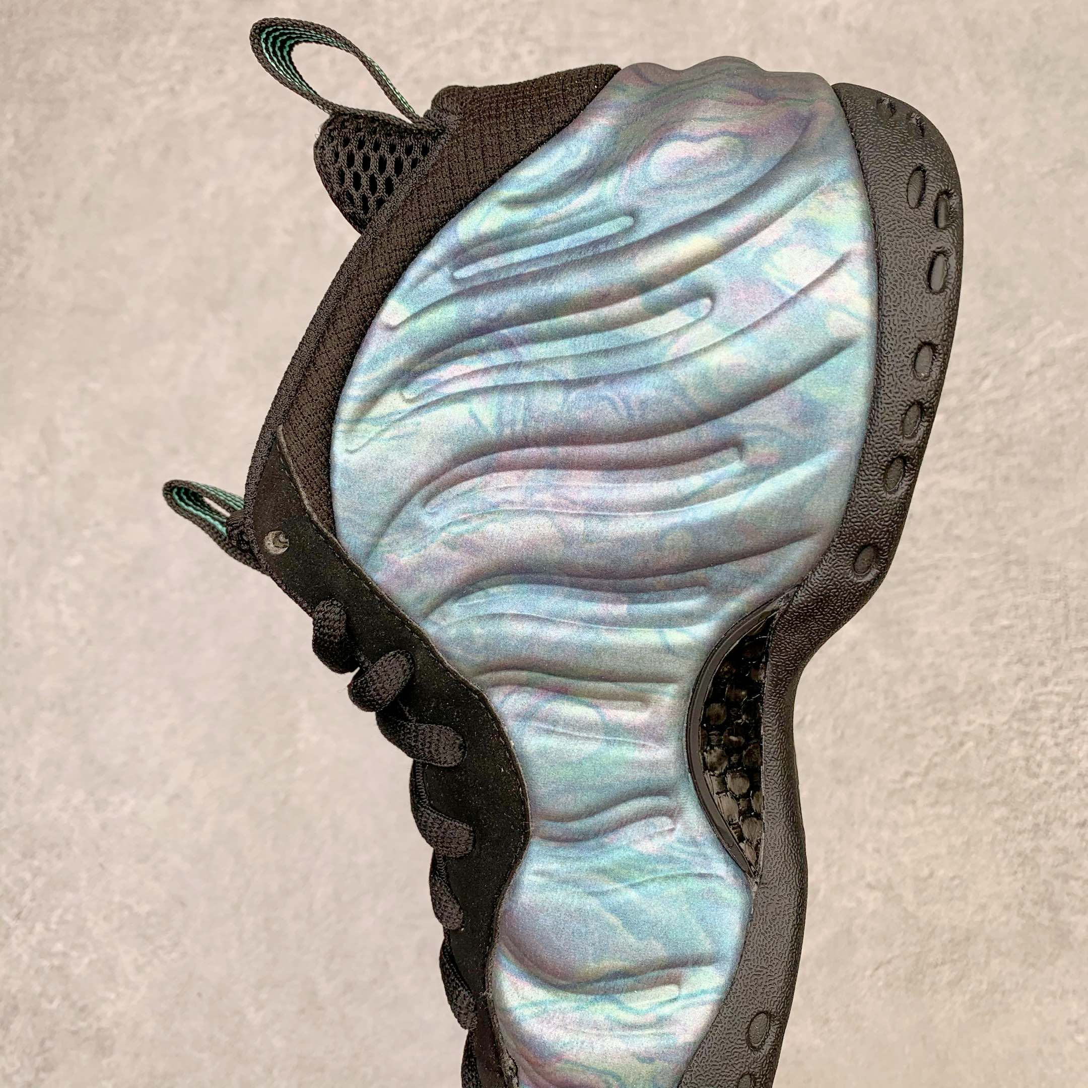 图片[7]-💰510 NK Air Foamposite One 鲍鱼喷 莞产原底面 公司渠道同模具 鞋型发泡360度无死角 双层Zoom气垫植入 中底完美注胶 搭载原厂碳纤维材质 诞生于1997年的NK Air Foamposite系列可以说是整个球鞋历史上最为经典的系列之一 也就是我们常说的“喷”和“泡” 其中“喷”由Foamposite One代言人Penny的英文音译而来 而“泡”则来源于另一款鞋型 Foamposite Pro中\”pro\”的音译 在诞生初期 由于高昂的造价以及超前的外形 Foamposite系列的反对者不在少数 甚至有人认为这款鞋会毁掉整个球鞋行业 但事实证明这双灵感来自于甲虫 自带“黑科技”鞋面以及双层Zoom+大块碳板的太空球鞋不仅受到了大众的接受与追捧 并且成功的影响了篮球鞋的发展 SIZE：38.5 39 40 40.5 41 42 42.5 43 44 44.5 45 46 编码：by5936080-运动鞋