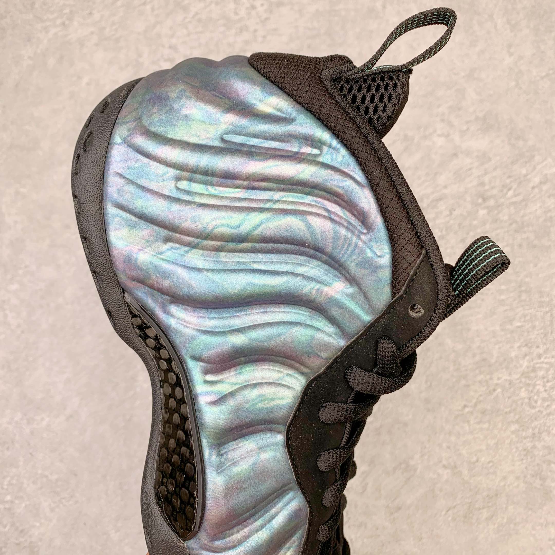 图片[6]-💰510 NK Air Foamposite One 鲍鱼喷 莞产原底面 公司渠道同模具 鞋型发泡360度无死角 双层Zoom气垫植入 中底完美注胶 搭载原厂碳纤维材质 诞生于1997年的NK Air Foamposite系列可以说是整个球鞋历史上最为经典的系列之一 也就是我们常说的“喷”和“泡” 其中“喷”由Foamposite One代言人Penny的英文音译而来 而“泡”则来源于另一款鞋型 Foamposite Pro中\”pro\”的音译 在诞生初期 由于高昂的造价以及超前的外形 Foamposite系列的反对者不在少数 甚至有人认为这款鞋会毁掉整个球鞋行业 但事实证明这双灵感来自于甲虫 自带“黑科技”鞋面以及双层Zoom+大块碳板的太空球鞋不仅受到了大众的接受与追捧 并且成功的影响了篮球鞋的发展 SIZE：38.5 39 40 40.5 41 42 42.5 43 44 44.5 45 46 编码：by5936080-运动鞋