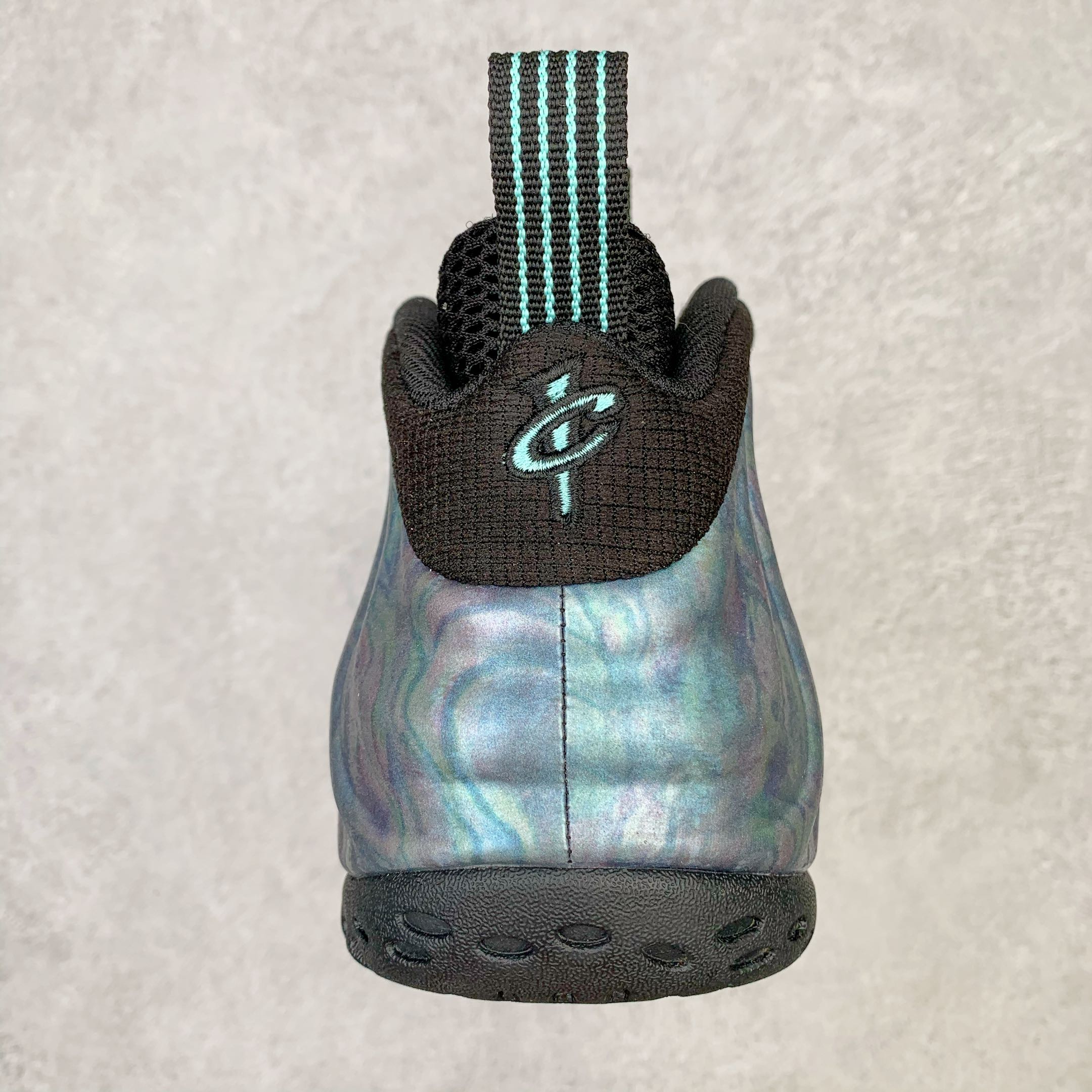 图片[8]-💰510 NK Air Foamposite One 鲍鱼喷 莞产原底面 公司渠道同模具 鞋型发泡360度无死角 双层Zoom气垫植入 中底完美注胶 搭载原厂碳纤维材质 诞生于1997年的NK Air Foamposite系列可以说是整个球鞋历史上最为经典的系列之一 也就是我们常说的“喷”和“泡” 其中“喷”由Foamposite One代言人Penny的英文音译而来 而“泡”则来源于另一款鞋型 Foamposite Pro中\”pro\”的音译 在诞生初期 由于高昂的造价以及超前的外形 Foamposite系列的反对者不在少数 甚至有人认为这款鞋会毁掉整个球鞋行业 但事实证明这双灵感来自于甲虫 自带“黑科技”鞋面以及双层Zoom+大块碳板的太空球鞋不仅受到了大众的接受与追捧 并且成功的影响了篮球鞋的发展 SIZE：38.5 39 40 40.5 41 42 42.5 43 44 44.5 45 46 编码：by5936080-运动鞋