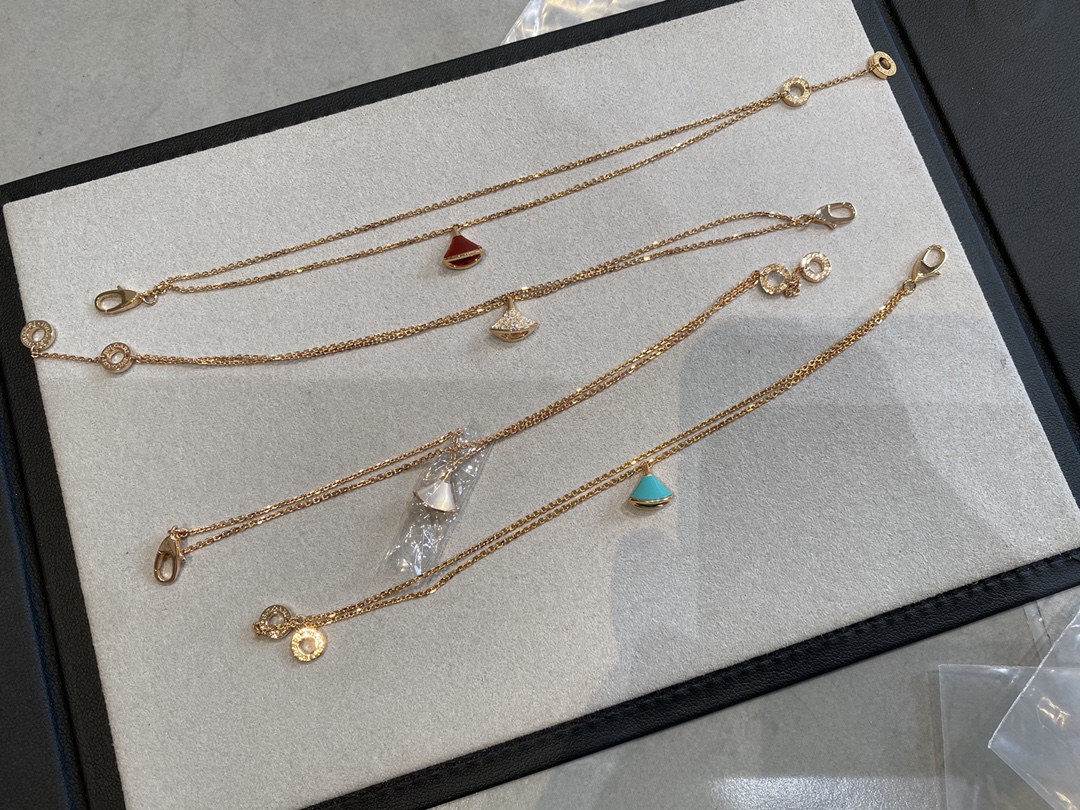 NO:633374,Diva bracelet, you can take it apart and take pictures. I am taking pictures and sending them to Moments 88200, bracelet, Cartier high-end jewelry19860909Diva手链,即拆即拍,我在一边拍图一边发朋友圈88200,,bracelet,卡迪亚高端饰品,Jewelry