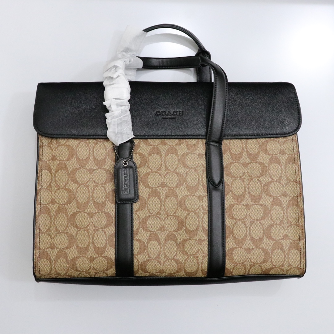 蔻驰男式公文包🅿️300 走线质感和光泽度都很好.立体的搭扣翻盖款超级有调调.可手提单肩斜挎.三种背法.满足各种需要.值得讲的是这款的牛皮的材质.比较厚实.最近两年男包难得的好材质款.对于追求实用耐用的男生or大叔们.真是不错的选择.超级百搭时尚. 规格:38*29*9cm