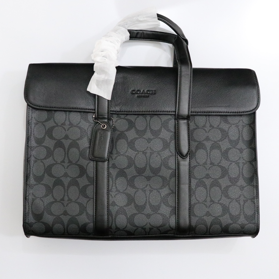 蔻驰男式公文包🅿️300 走线质感和光泽度都很好.立体的搭扣翻盖款超级有调调.可手提单肩斜挎.三种背法.满足各种需要.值得讲的是这款的牛皮的材质.比较厚实.最近两年男包难得的好材质款.对于追求实用耐用的男生or大叔们.真是不错的选择.超级百搭时尚. 规格:38*29*9cm