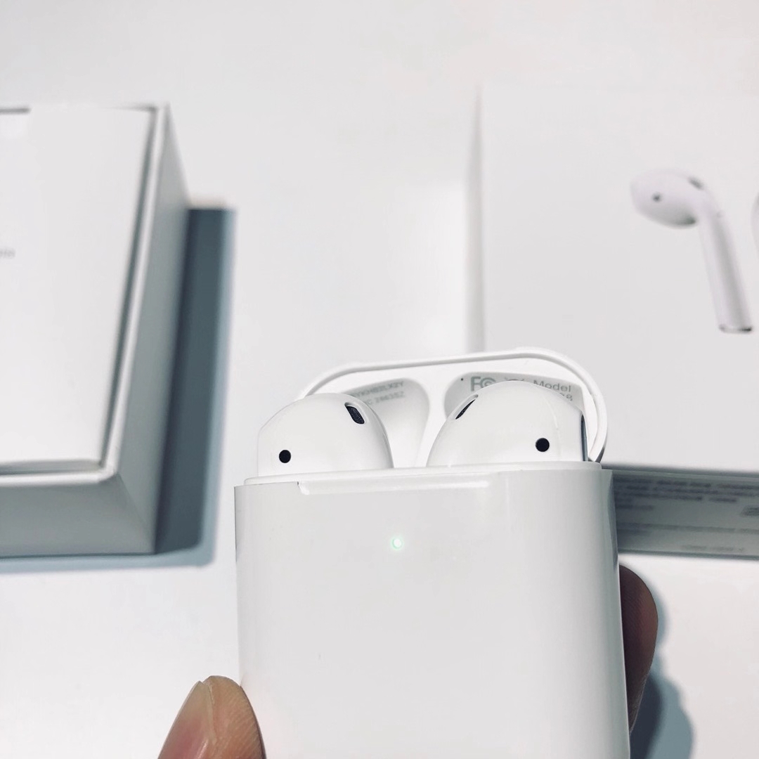 批💰120。Airpods二代 Airpods2代蓝牙耳机
真电池显示版本同步官方链接操作
入耳检测感应同步音质续航唤醒siri
洛达芯片5.0蓝牙系统 Apple苹果原装
音质上面的效果绝对是带来惊喜的音乐感代入感非常足
不会像市面上普通的蓝牙耳机一样粗糙