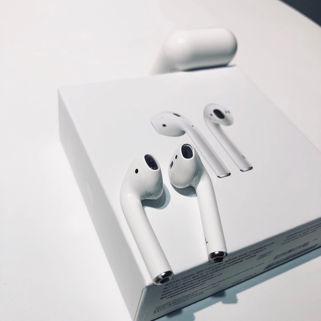 批💰120。Airpods二代 Airpods2代蓝牙耳机
真电池显示版本同步官方链接操作
入耳检测感应同步音质续航唤醒siri
洛达芯片5.0蓝牙系统 Apple苹果原装
音质上面的效果绝对是带来惊喜的音乐感代入感非常足
不会像市面上普通的蓝牙耳机一样粗糙