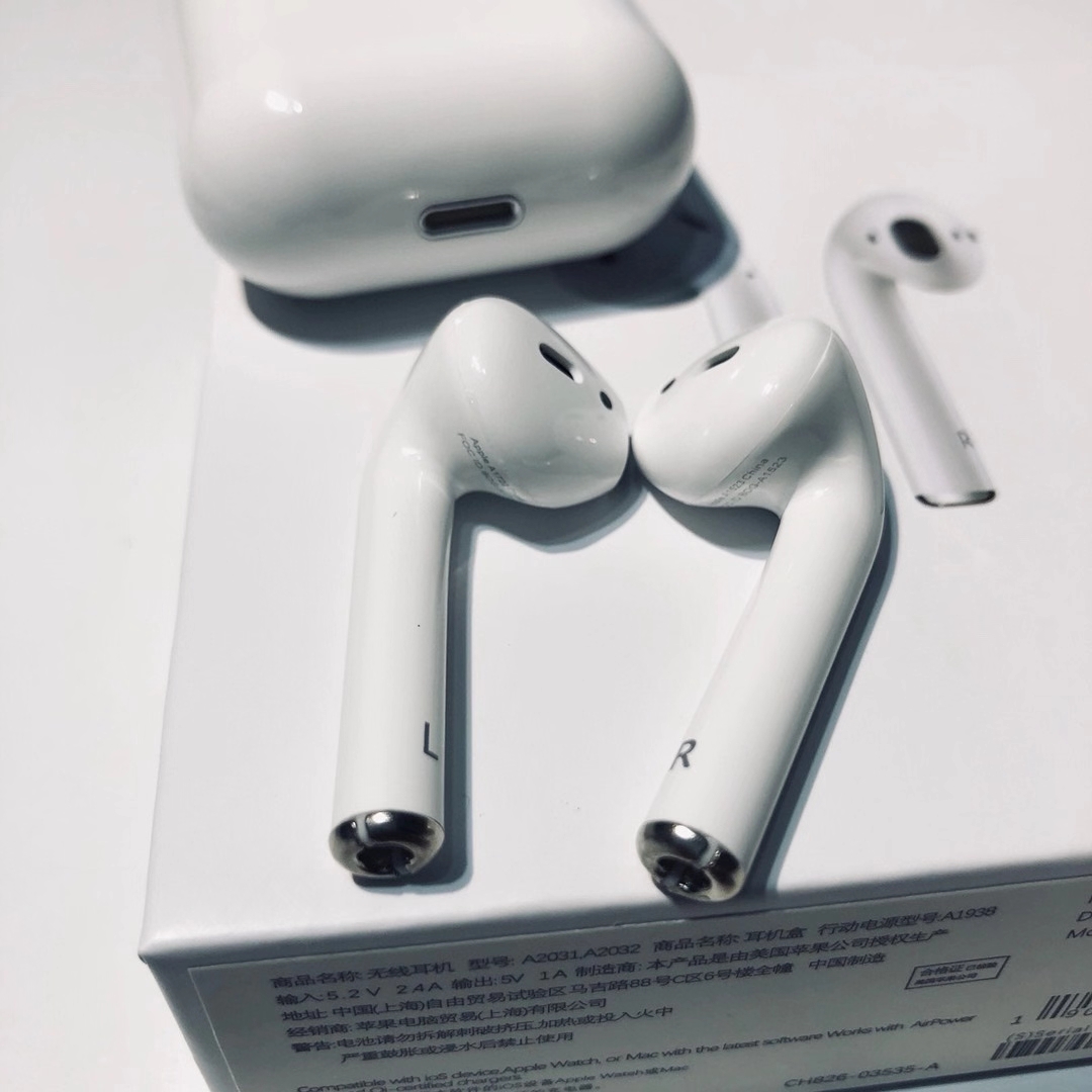 批💰120。Airpods二代 Airpods2代蓝牙耳机
真电池显示版本同步官方链接操作
入耳检测感应同步音质续航唤醒siri
洛达芯片5.0蓝牙系统 Apple苹果原装
音质上面的效果绝对是带来惊喜的音乐感代入感非常足
不会像市面上普通的蓝牙耳机一样粗糙