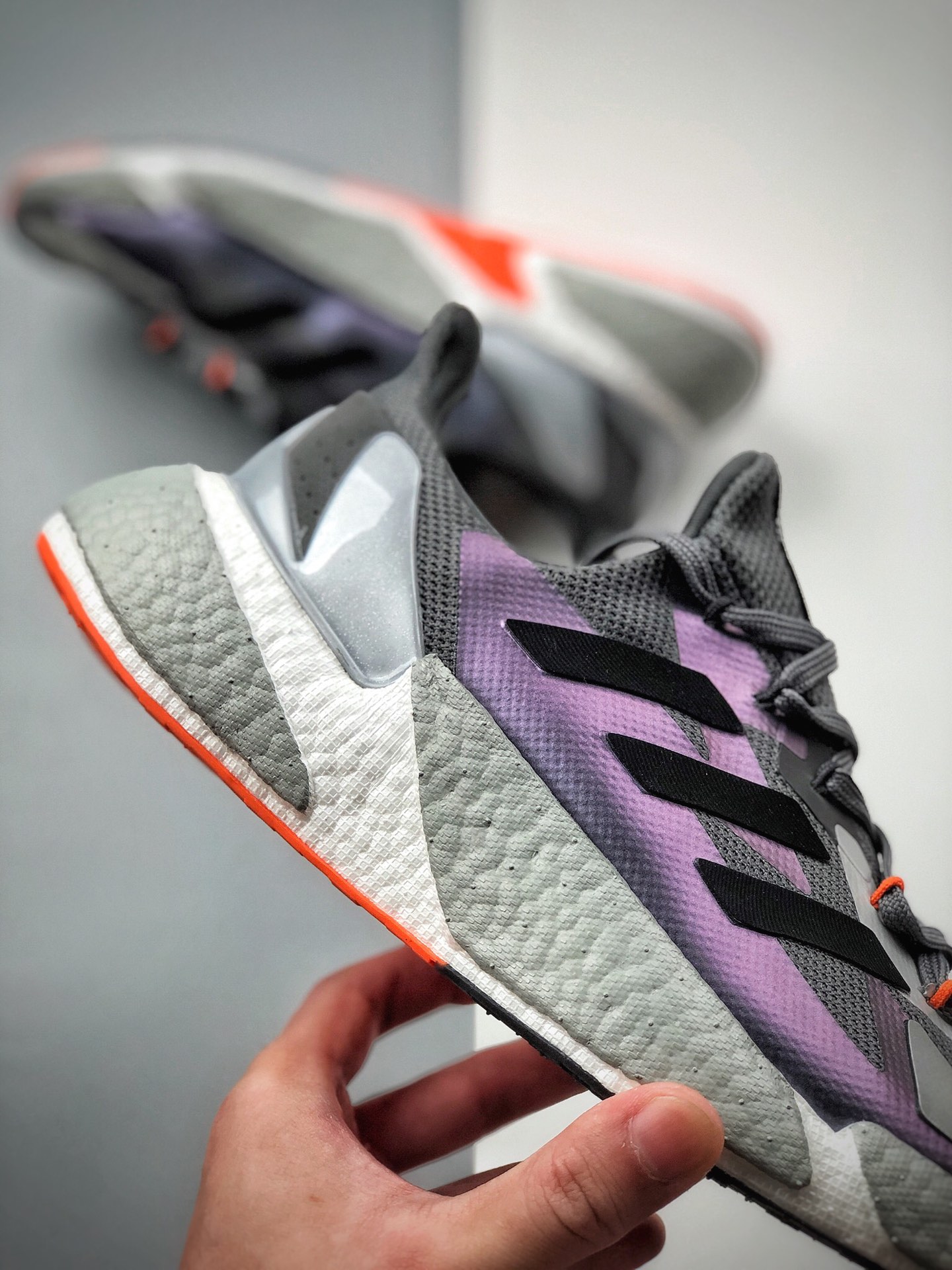 250 adidas Boost X9000L4 系列款式整体造型极具速度感adidas ZX 系列相似的硬挺廓形FY2348