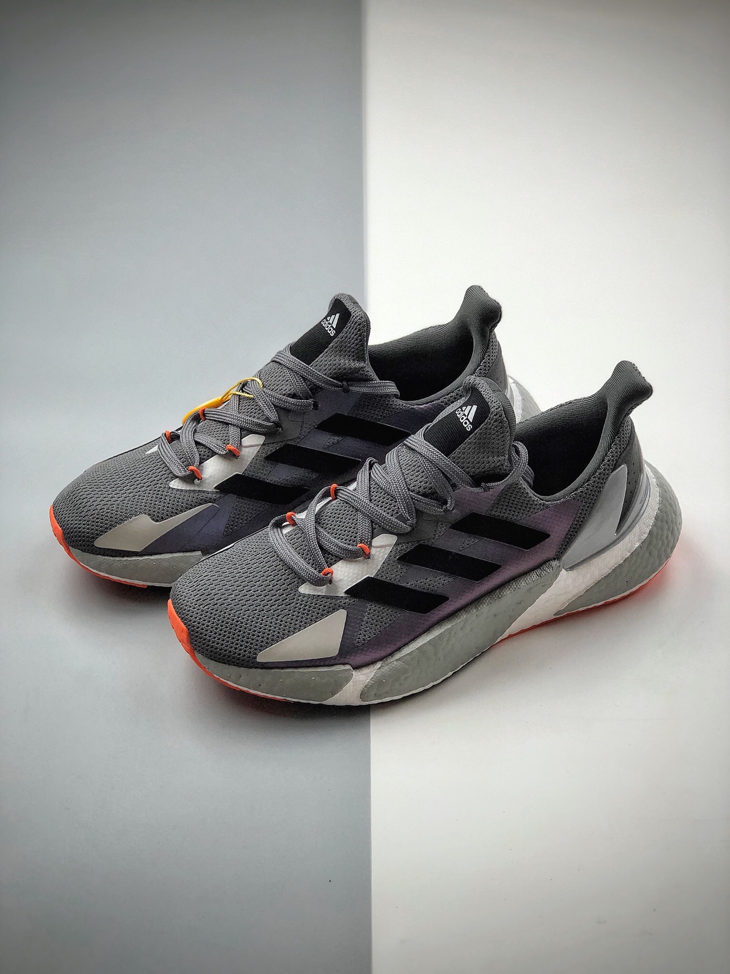 250 adidas Boost X9000L4 系列款式整体造型极具速度感adidas ZX 系列相似的硬挺廓形FY2348