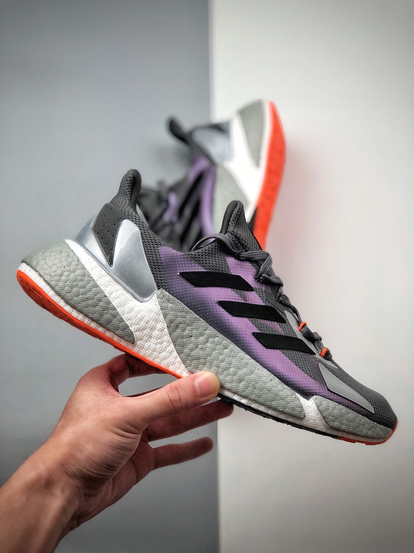 250 adidas Boost X9000L4 系列款式整体造型极具速度感adidas ZX 系列相似的硬挺廓形FY2348