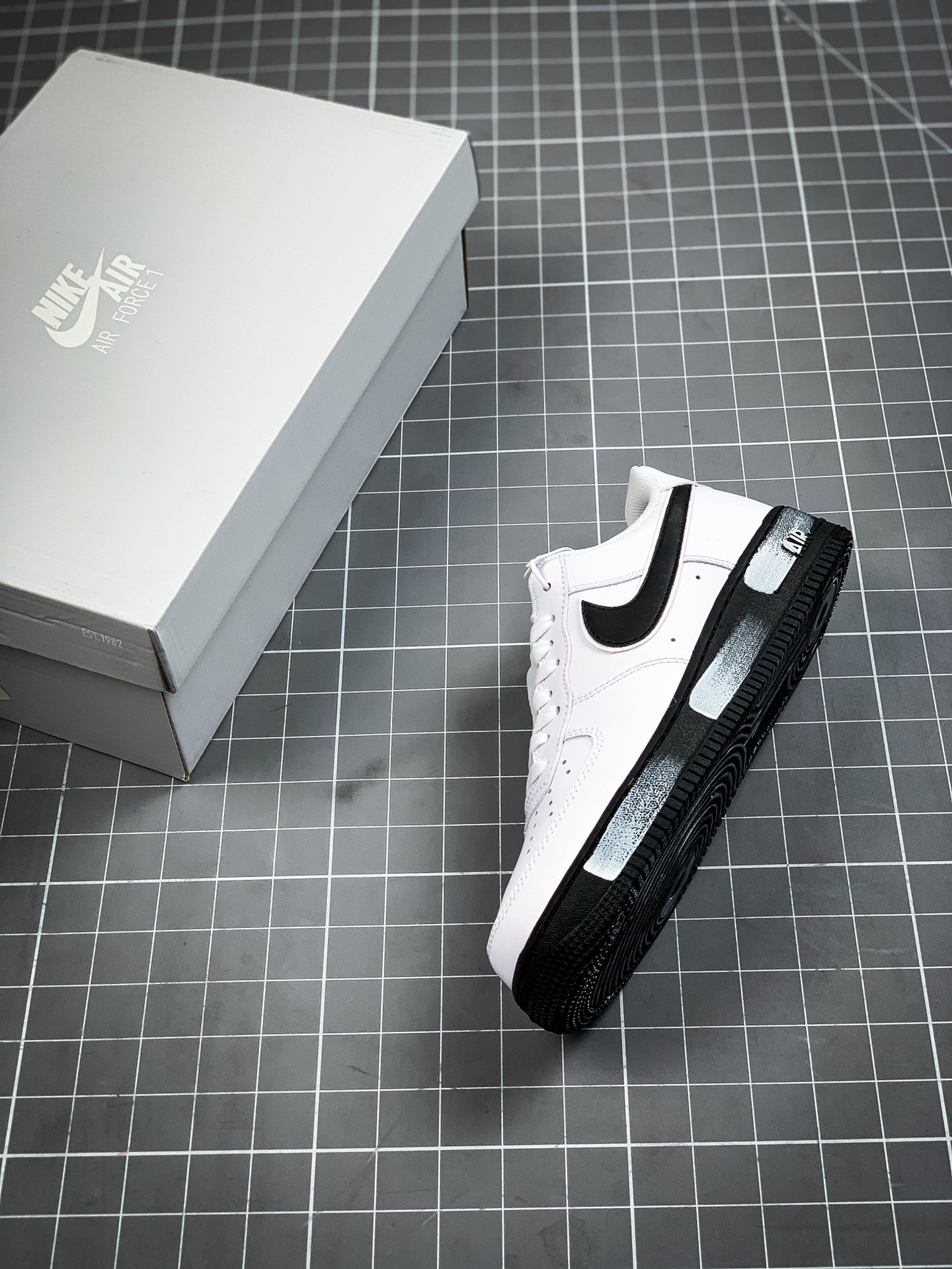 230 Nike Air Force 1 Low 黑白涂鸦 货号：cz7898 100