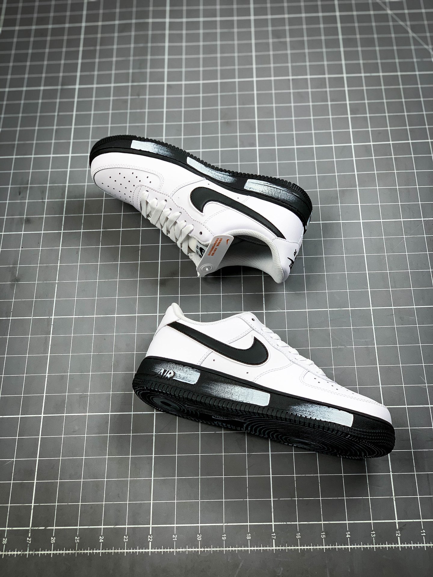 230 Nike Air Force 1 Low 黑白涂鸦 货号：cz7898 100