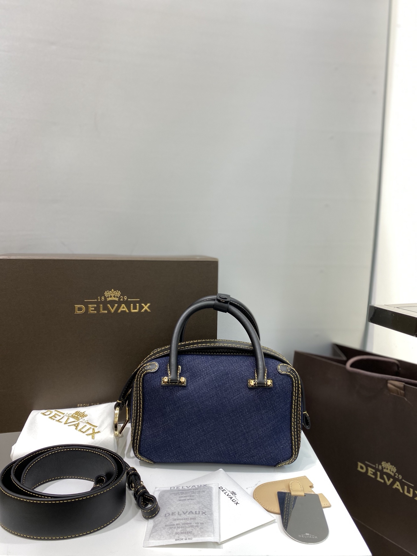 DelvauxCoolbox丹宁系列CoolBox采用日本上等牛仔布制成的BrillantTrench包