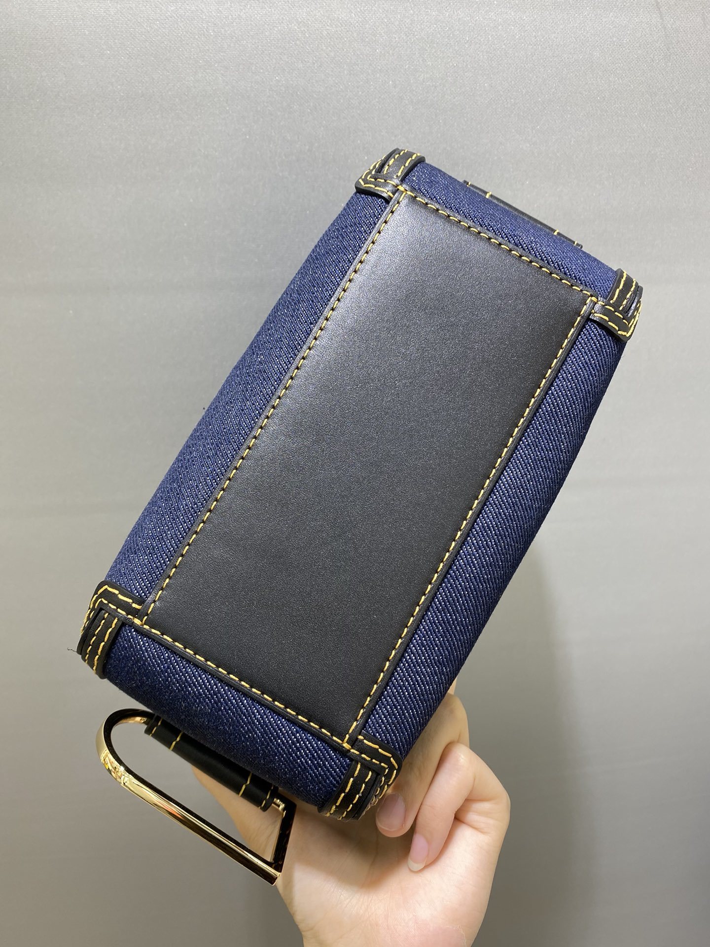 DelvauxCoolbox丹宁系列CoolBox采用日本上等牛仔布制成的BrillantTrench包