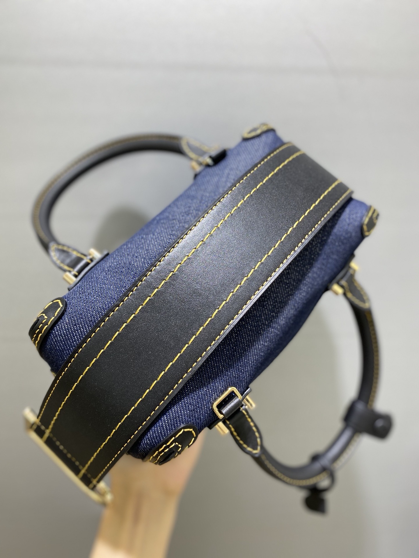 DelvauxCoolbox丹宁系列CoolBox采用日本上等牛仔布制成的BrillantTrench包