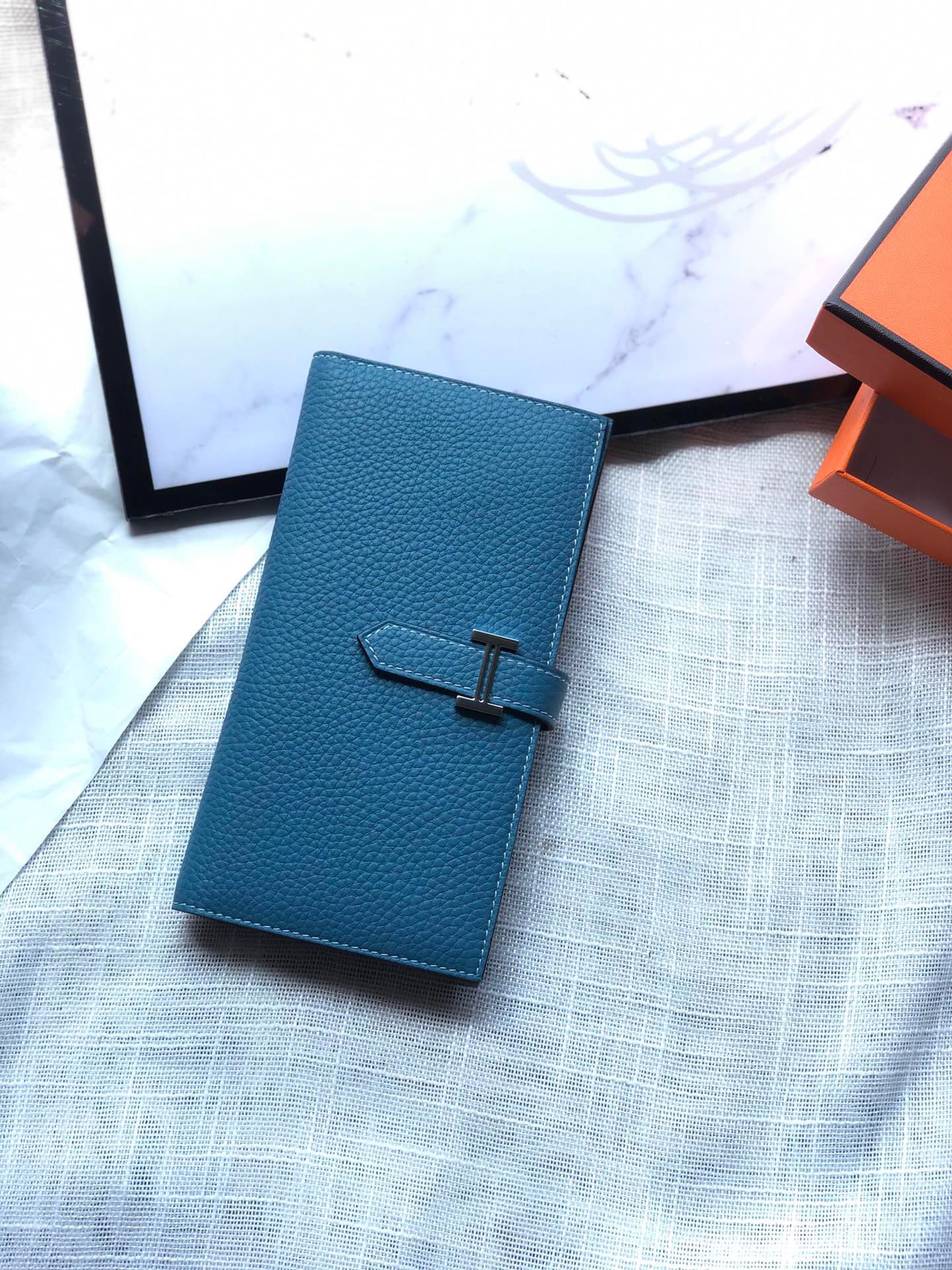 NO:894944,H suit clip Togo unisex wallets are carefully designed with beautiful details, ladylike style, easy to wear and good-looking. They have aura, are very good-looking and easy to use. Size 17.5*2*9.5, H wallet, wallets, business suit19860909H 西装夹 Togo 男女通用钱夹都是用心设计的细节之美名媛风易搭又好看 有气场都是很好的好看又好用尺寸17.5*2*9.5,H 钱包,wallets,business suit,欧美剧