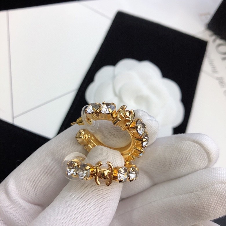 💝💝💝官网打版 小香 CHANEL 满钻耳钉耳坠 优雅大方精工设计   雕刻 非常修饰脸型    青春活
