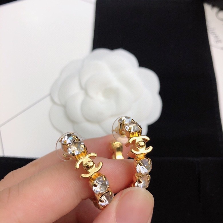 💝💝💝官网打版 小香 CHANEL 满钻耳钉耳坠 优雅大方精工设计   雕刻 非常修饰脸型    青春活