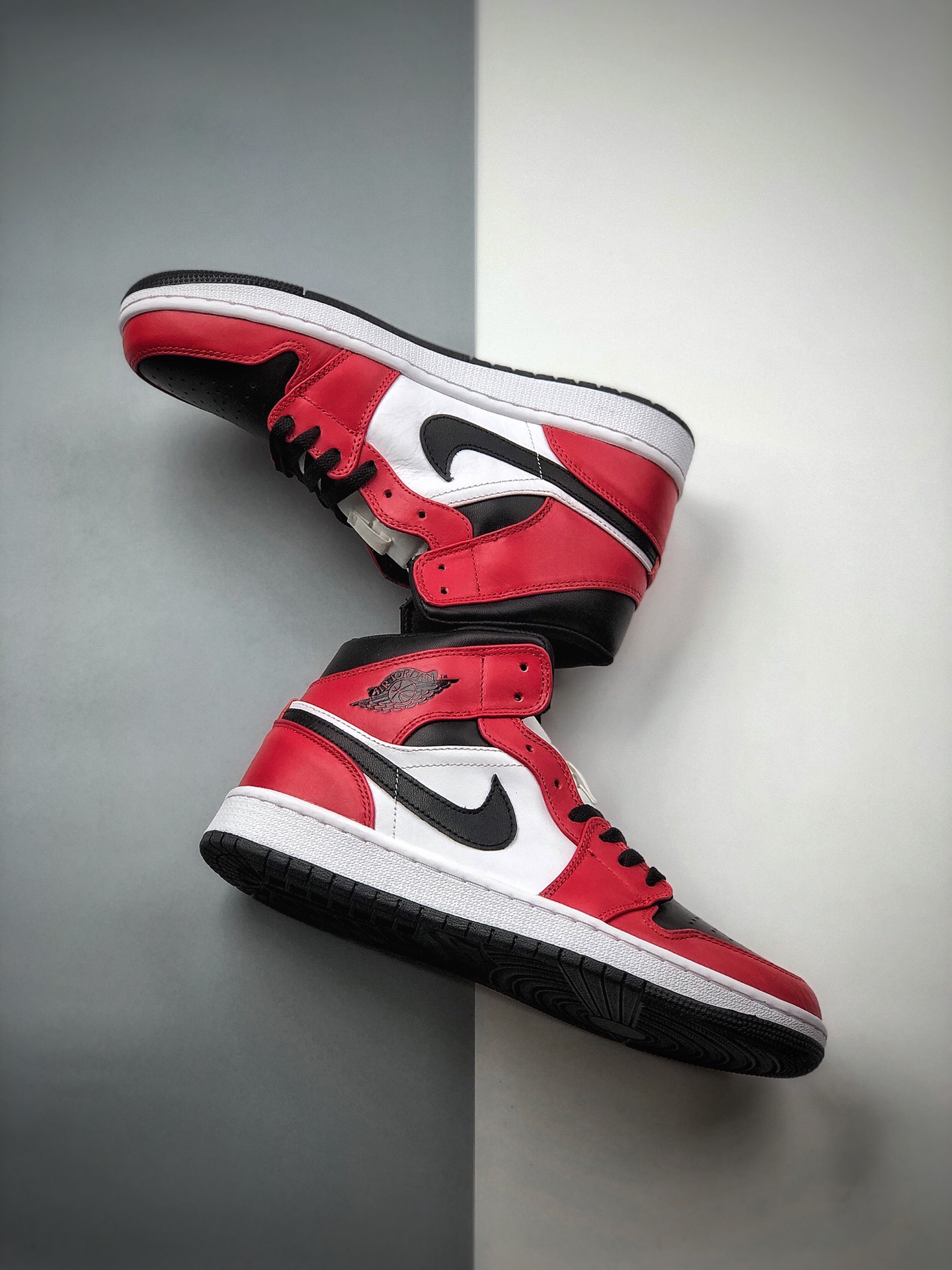 250 Air Jordan 1 Mid 中帮 Air Jordan 1 Mid “Chicago Black Toe” 554724-069