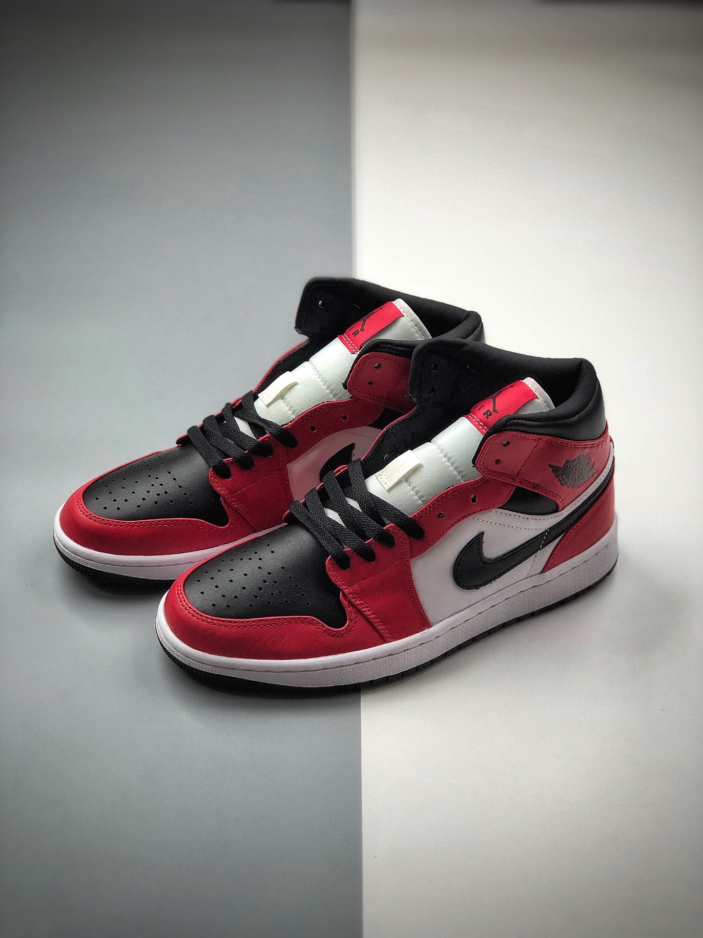 250 Air Jordan 1 Mid 中帮 Air Jordan 1 Mid “Chicago Black Toe” 554724-069