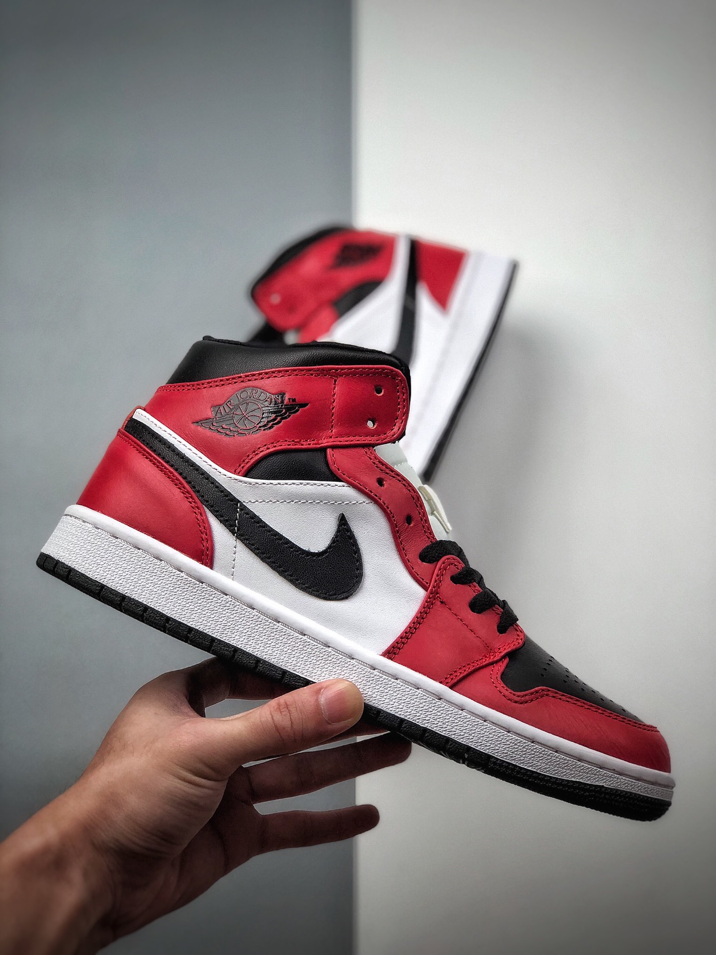 250 Air Jordan 1 Mid 中帮 Air Jordan 1 Mid “Chicago Black Toe” 554724-069