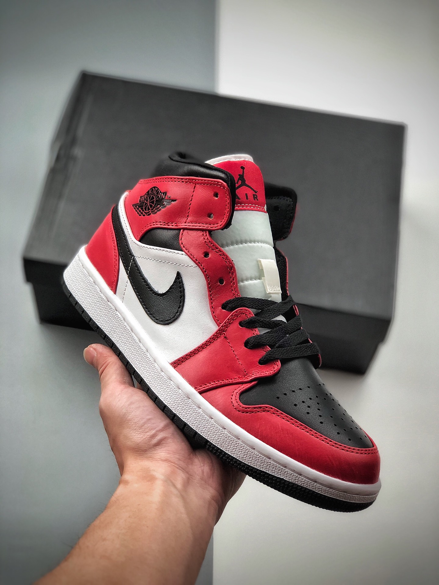 250 Air Jordan 1 Mid 中帮 Air Jordan 1 Mid “Chicago Black Toe” 554724-069