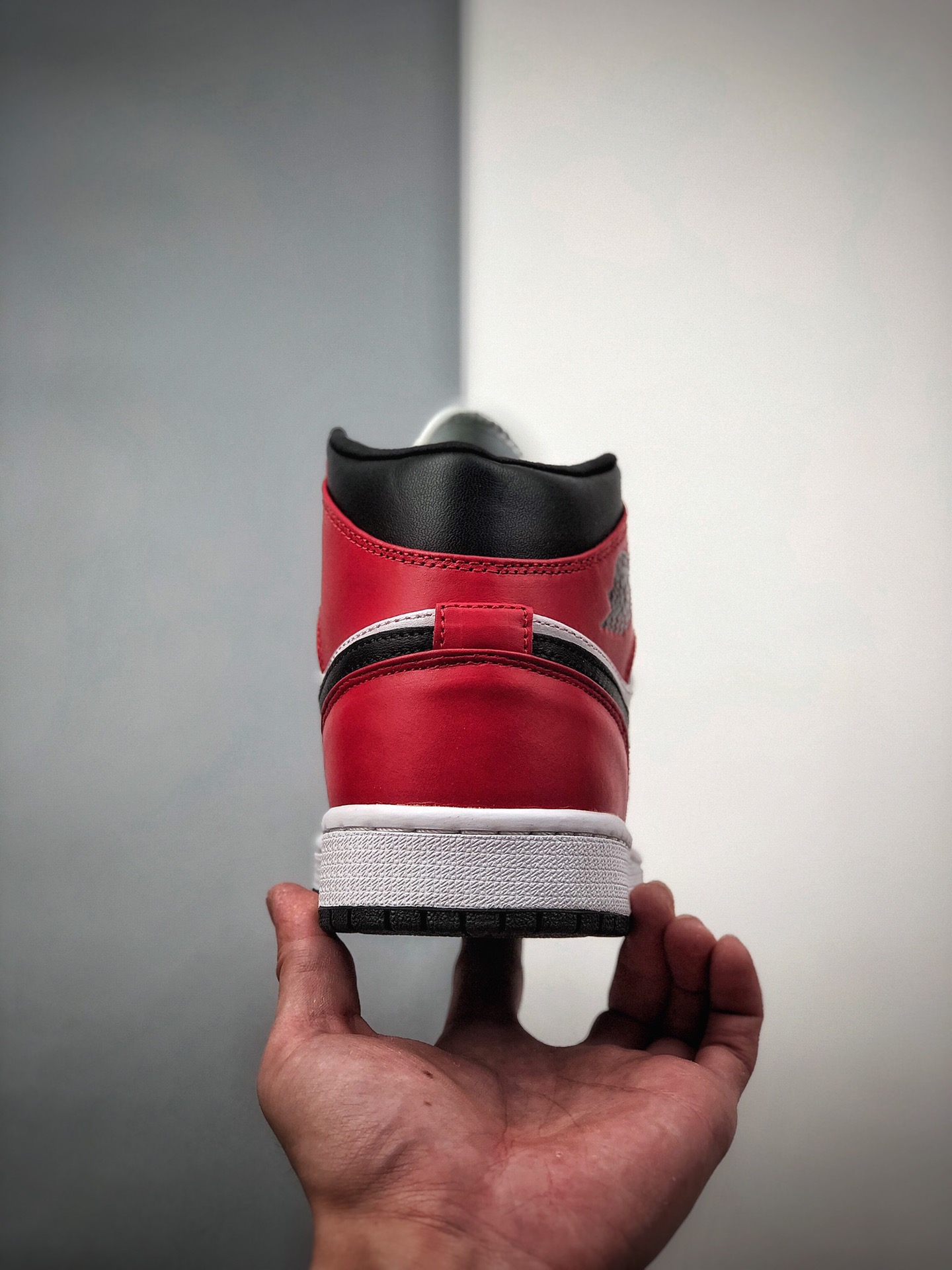 250 Air Jordan 1 Mid 中帮 Air Jordan 1 Mid “Chicago Black Toe” 554724-069