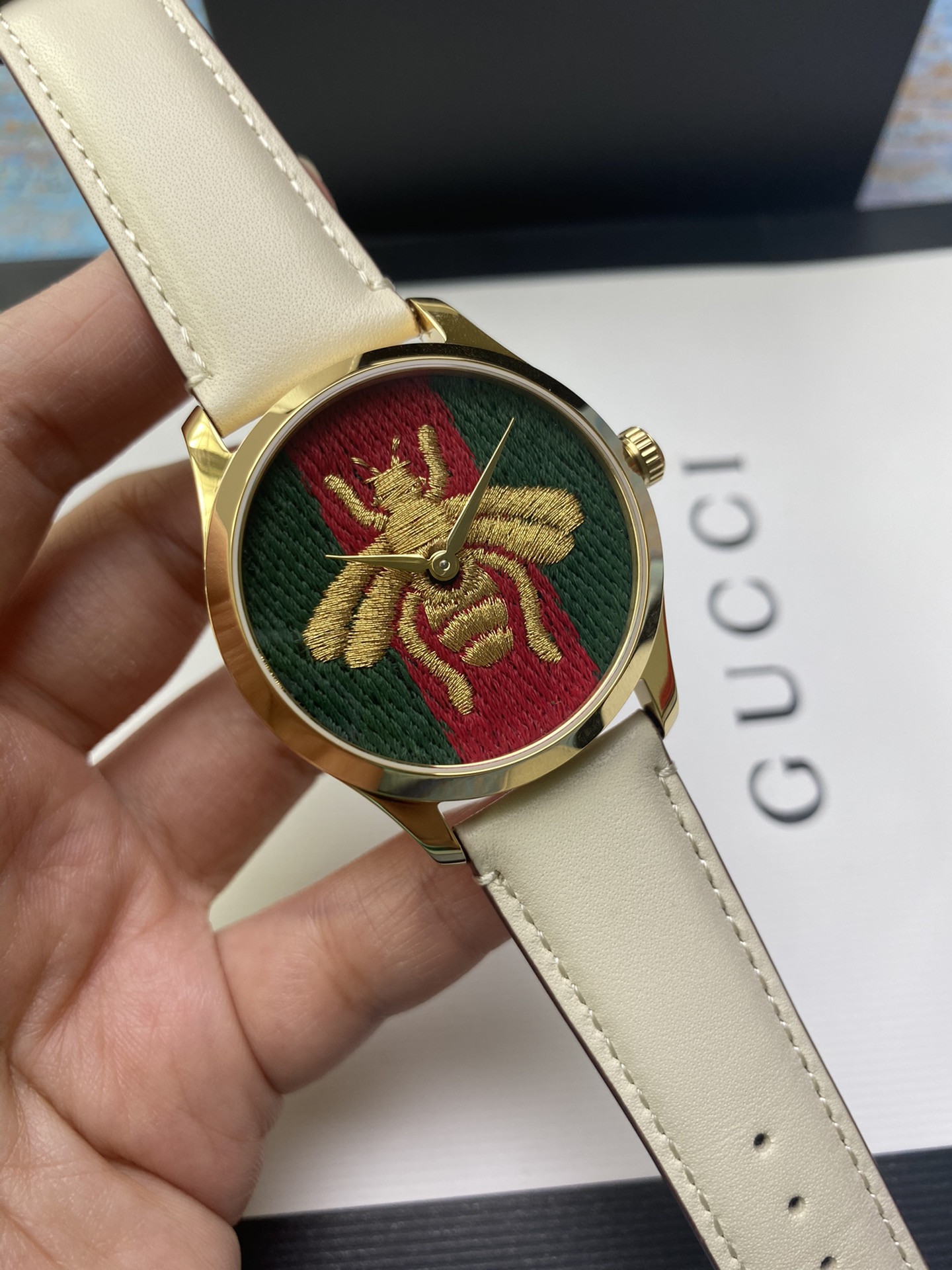 NO:388998,Batch: Original box: 30 YA1264128 Gucci new style, quartz women's watch, watch diameter: 38mm sapphire crystal glass, PVD-plated gold stainless steel case, Gucci iconic bee pattern surface, with white strap, waterproof 50m, spot, gucci, gold19860909批: 原盒:30 YA1264128 古驰新款,石英女士腕表,表径:38mm 蓝宝石水晶玻璃,镀PVD黄金不锈钢表壳,古驰标志性蜜蜂图案表面,配白色表带,防水50m,现货,,gucci,gold,Watch