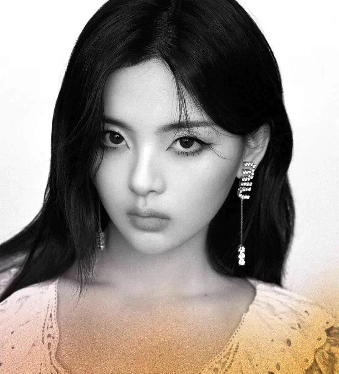 NO:101332,The same style as Yang Chaoyue, beautiful in capitals~M*iuM*iu letter earrings, hand-made crystal inlaid brand letter shape, combined with lines. It looks like nothing, is brilliant, wears a unique style, full of elegance!  ,Miumiu,miumiu,earrings19860909杨超越同款 大写的美腻～M*iuM*iu 字母耳环 手工镶嵌水晶品 牌字母造型,与线条组合.仿若无物、煜煜生辉、戴出别致型格,优雅十足！,Miumiu,miumiu,earrings,Jewelry