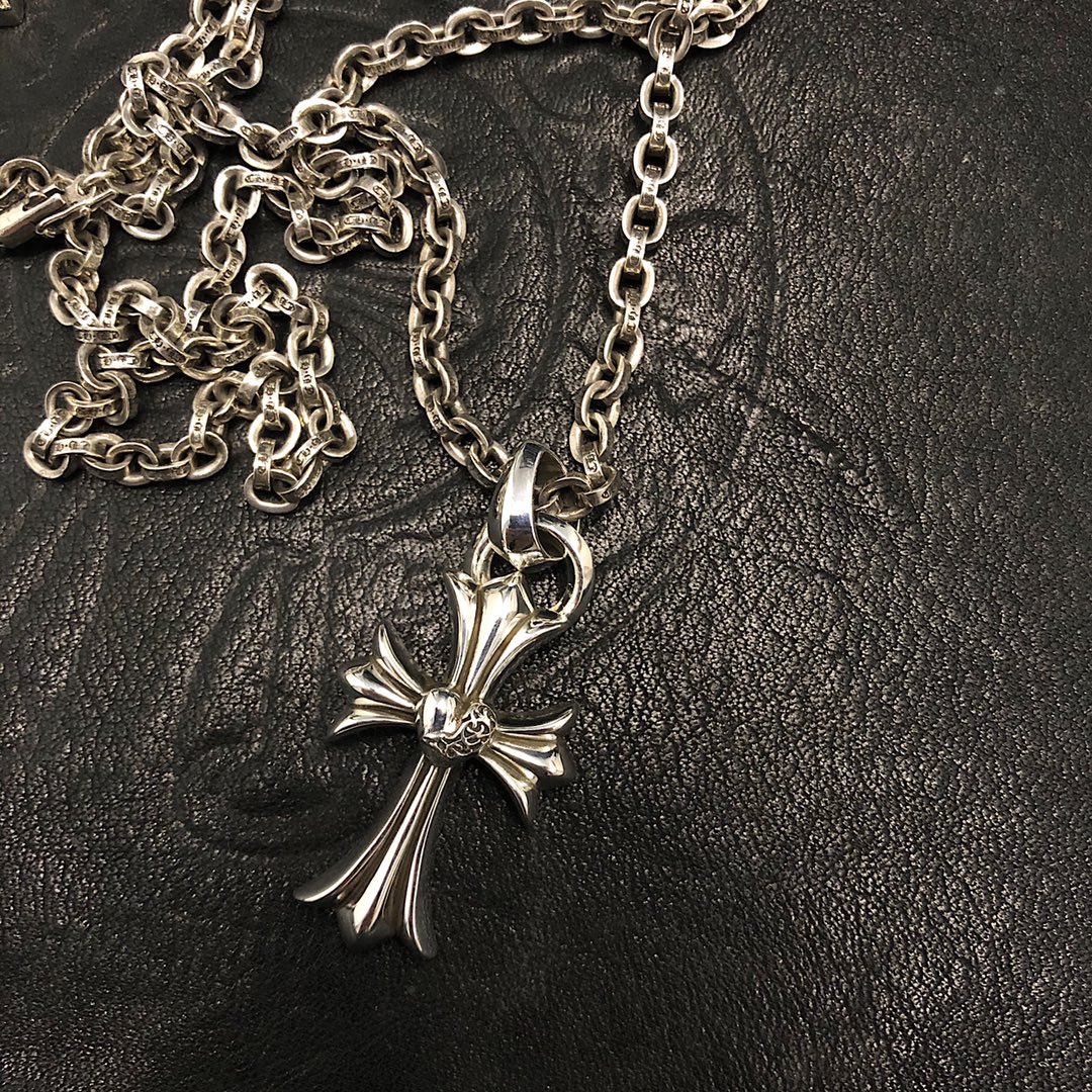 Chrome Hearts 开版 独家拍摄 (MZ)【新品上架】𝗖𝗵𝗿𝗼𝗺𝗲 𝗛𝗲𝗮𝗿𝘁𝘀 克罗心桃心 十字架项链