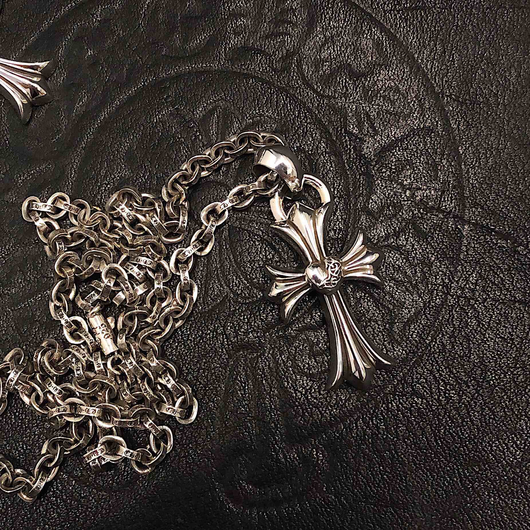 Chrome Hearts 开版 独家拍摄 (MZ)【新品上架】𝗖𝗵𝗿𝗼𝗺𝗲 𝗛𝗲𝗮𝗿𝘁𝘀 克罗心桃心 十字架项链
