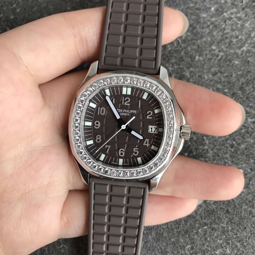 NO:391961,Patek Philippe 5067A Grenade Quartz Women's Watch - PPF continues to purchase the original PP--5067A watch and independently disassemble the mold. Perfectly restore the PATEK PHILIPPE--5067A full series of quartz watches, bringing the best replica product and ultimate experience on the entire network. [Watch strap buckle] 1. Use natural composite rubber (Tropical) material consistent with the original, which is wear-resistant and can resist seawater erosion and ultraviolet radiation. 2. Perfectly clone Aquanaut's latest folding buckle, and even on very small corners, it is chamfered to ensure the original comfort. [Case] ​​1. The watch size is 35.6X7.7mm The round octagonal case is consistent with the original, maintaining the retro shape and exquisite polishing.  2. The screw-in handle design and solid bottom cover are in line with the original version 3. The bezel is inlaid with 46 top-grade Swarovski crystals (1 carat in total) [movement] Swiss quartz movement is modified with PPCal.E23-core. It is stable when walking, has a long battery life, and has a high cost performance.,,swarovski,patek philippe19860909百达翡丽 5067A 手雷 石英女表 ——PPF继续购入原装PP--5067A腕表,独立拆解开模.完美还原PATEK PHILIPPE--5067A全系列石英腕表,带来全网最佳的复刻产品和极致体验.【表带 扣】 1.采用与原装一致的天然复合橡胶（Tropical）材质,经久耐磨,可抵抗海水侵蚀和紫外线辐射. 2.完美克隆Aquanaut最新折叠式表扣,即使在非常细小的拐角处上也做有倒角润饰,确保还原正品般的舒适感.【表壳】 1.腕表尺寸35.6X7.7mm 圆润的八角形表壳与原装一致,保持着复古的造型和精湛的打磨. 2.旋入式把头设计和实心底盖吻合与原版 3.表圈镶嵌46颗顶级施华洛世奇水晶（共计1克拉）【机芯】 瑞士石英机芯改PPCal.E23-芯.走时稳定,续航持久,性价比超高.,,swarovski,patek philippe,Watch