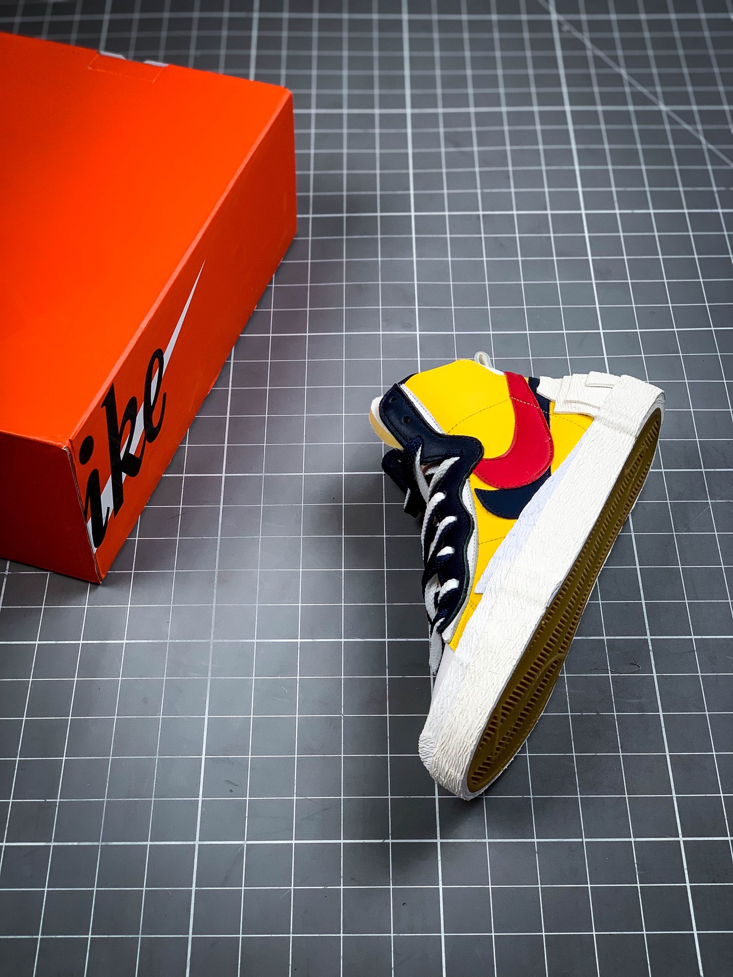 420 S2纯原生产线 渠道裸鞋级 Sacai X NK Blazer Mid Dunk 黄蓝配色 货号：BV0072-100
