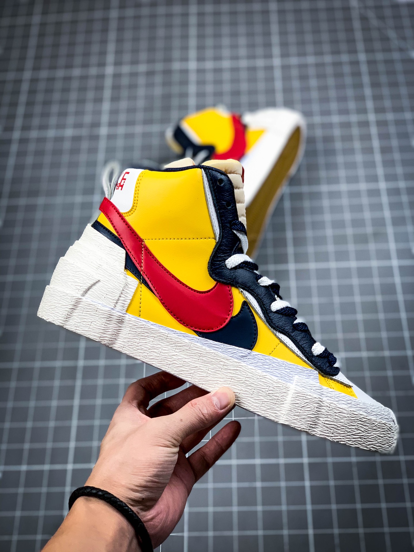 420 S2纯原生产线 渠道裸鞋级 Sacai X NK Blazer Mid Dunk 黄蓝配色 货号：BV0072-100