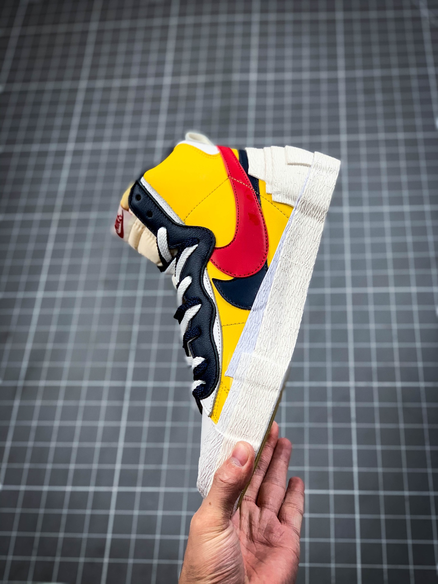 420 S2纯原生产线 渠道裸鞋级 Sacai X NK Blazer Mid Dunk 黄蓝配色 货号：BV0072-100