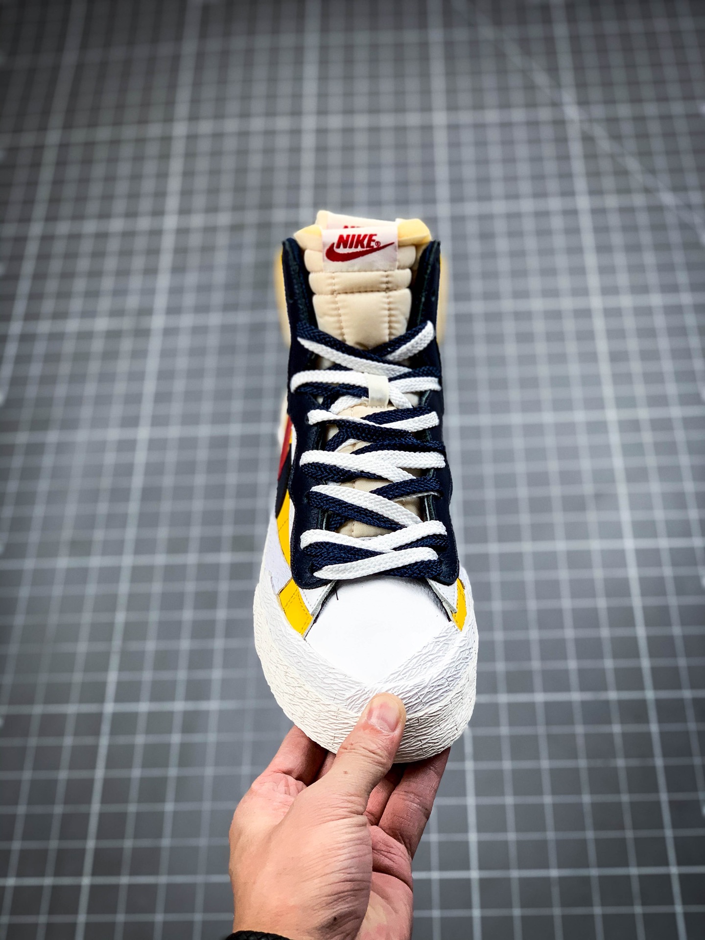 420 S2纯原生产线 渠道裸鞋级 Sacai X NK Blazer Mid Dunk 黄蓝配色 货号：BV0072-100