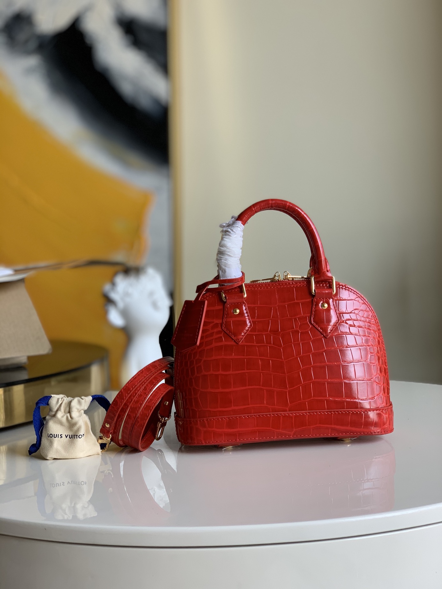 NO:396074,【Exclusive real photo N90897 crocodile pattern】53152 shell bag This handbag is made of exotic cowhide pressed crocodile leather pattern, which is classic and luxurious. The texture of each leather gives the handbag a different personality beauty. It is equipped with lambskin lining and polished metal trim, and the small figure makes the elegance like a shadow, accompanying day and night. The removable crocodile leather straps are convenient for shoulder or crossbody. Size 23.5 x 17.5 x 11.5 cm O.,LV【Original leather】,louis vuitton,cowhide,sheepskin,crocodile skin19860909【独家实拍N90897鳄鱼纹】53152贝壳包 此款手袋由充满异域风情的牛皮压鳄鱼皮纹制成,经典而奢华.每张皮革的纹理赋予手袋不同的个性美.配有羔羊皮内衬与抛光金属饰件,小巧的身姿让优雅如影随形,日夜相伴.可拆卸鳄鱼皮纹肩带,方便肩背或斜挎. 尺寸23.5 x 17.5 x 11.5 cm O.,LV【原厂皮】,louis vuitton,cowhide,sheepskin,crocodile skin,Bag