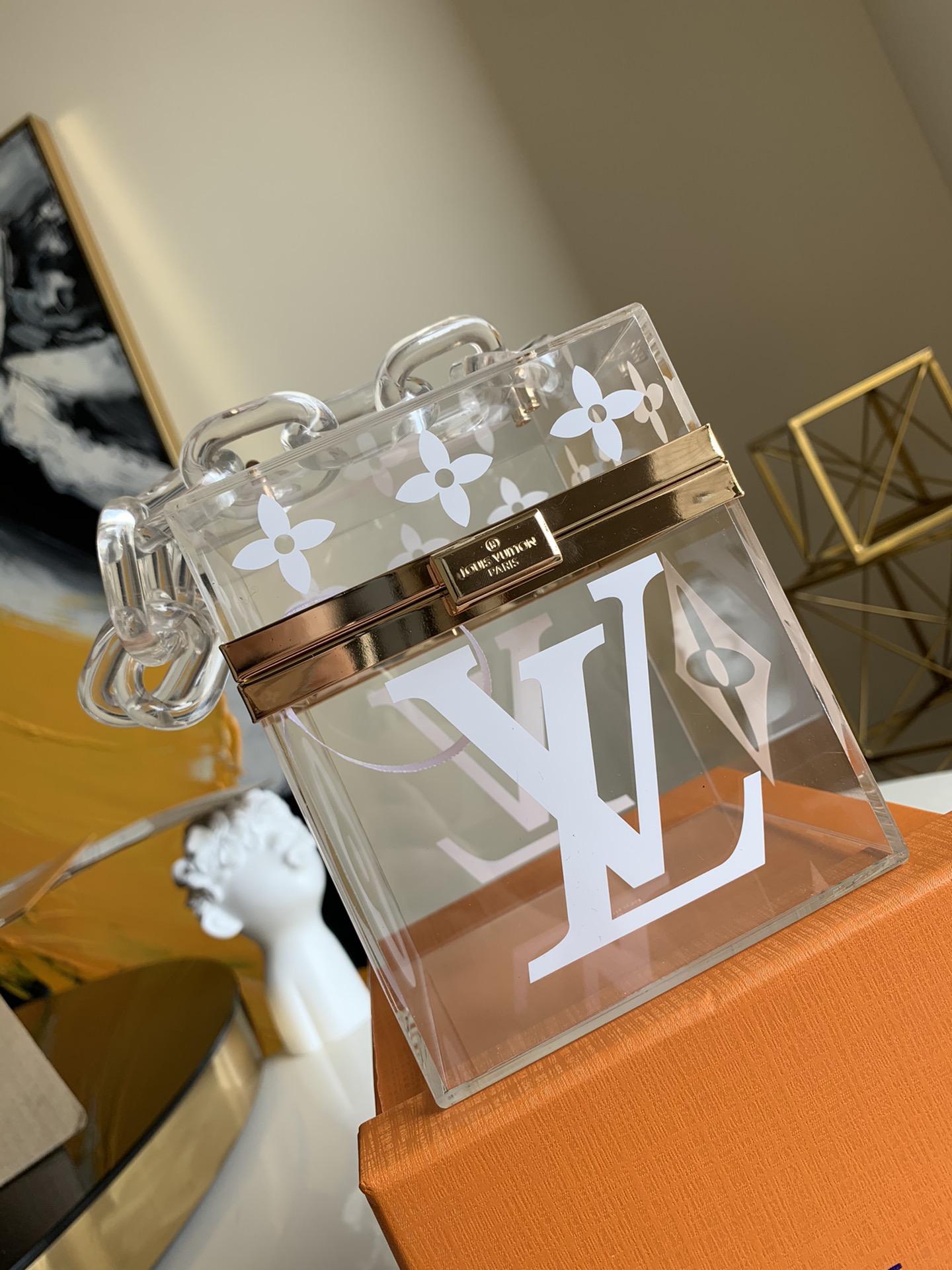 NO:396078,[Exclusive real photo GI] Organic box. One of the most beautiful boxes. V is worthy of being a box family. There are always surprises. I don’t know which particularly creative lady has put on a scarf and carried it on the street... and then it became so popular that it was out of stock all over the world. The key is that the effect of the combination was unexpectedly perfect and amazing. Imported plexiglass (but not real glass [laughing]) Packaging (stories with random scarves) size 11.5×14.5×11.5cm Z.,LV [original leather],louis vuitton19860909【独家实拍GI】有机盒子 最美盒子没有之一V家不愧是盒子世家,总有惊喜也不知道哪位特别有创造力的小姐姐配了一条丝巾拎上街…然后就火到全球断货了关键是搭配出来的效果出乎意料的完美结合而且无比惊艳进口有机玻璃(但不是真的玻璃哈[偷笑]) 配包装（随机赠送丝巾）尺寸11.5×14.5×11.5cm Z.,LV【原厂皮】,louis vuitton,Bag